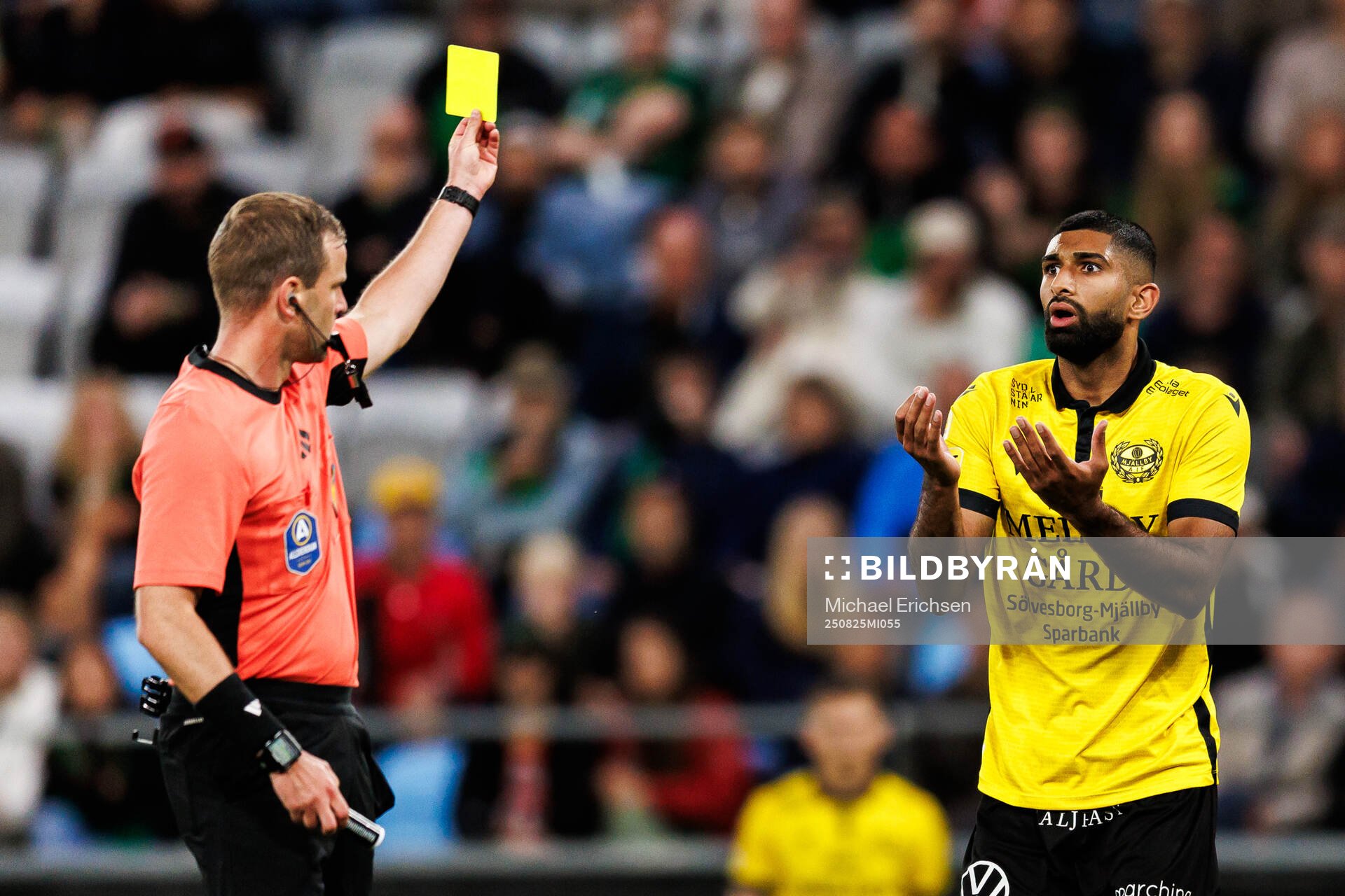 Domare Richard Sundell varnar Mjällbys Abdullah Iqbal