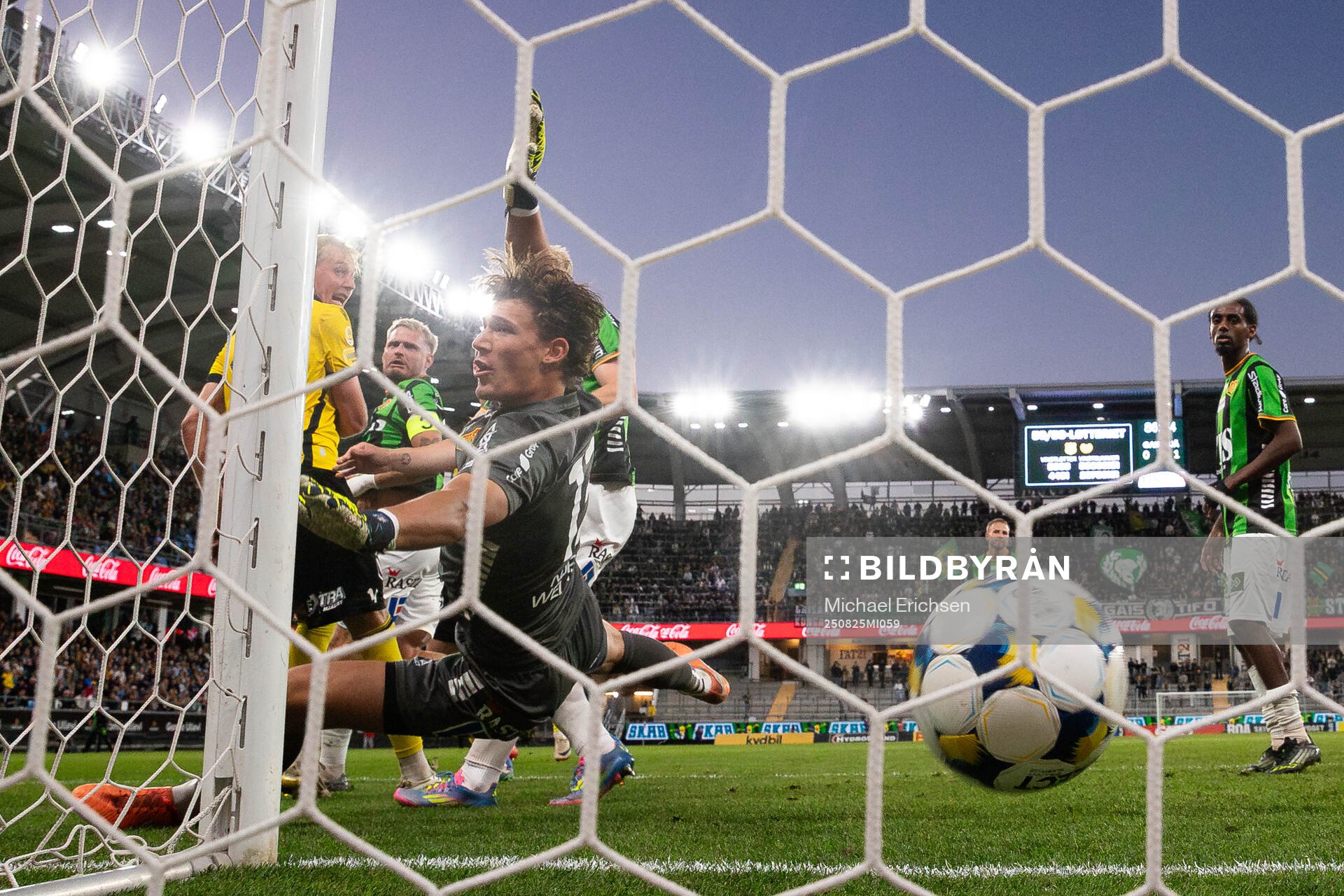 Mjällbys Herman Johansson nickar in 0-2 i mål bakom GAIS