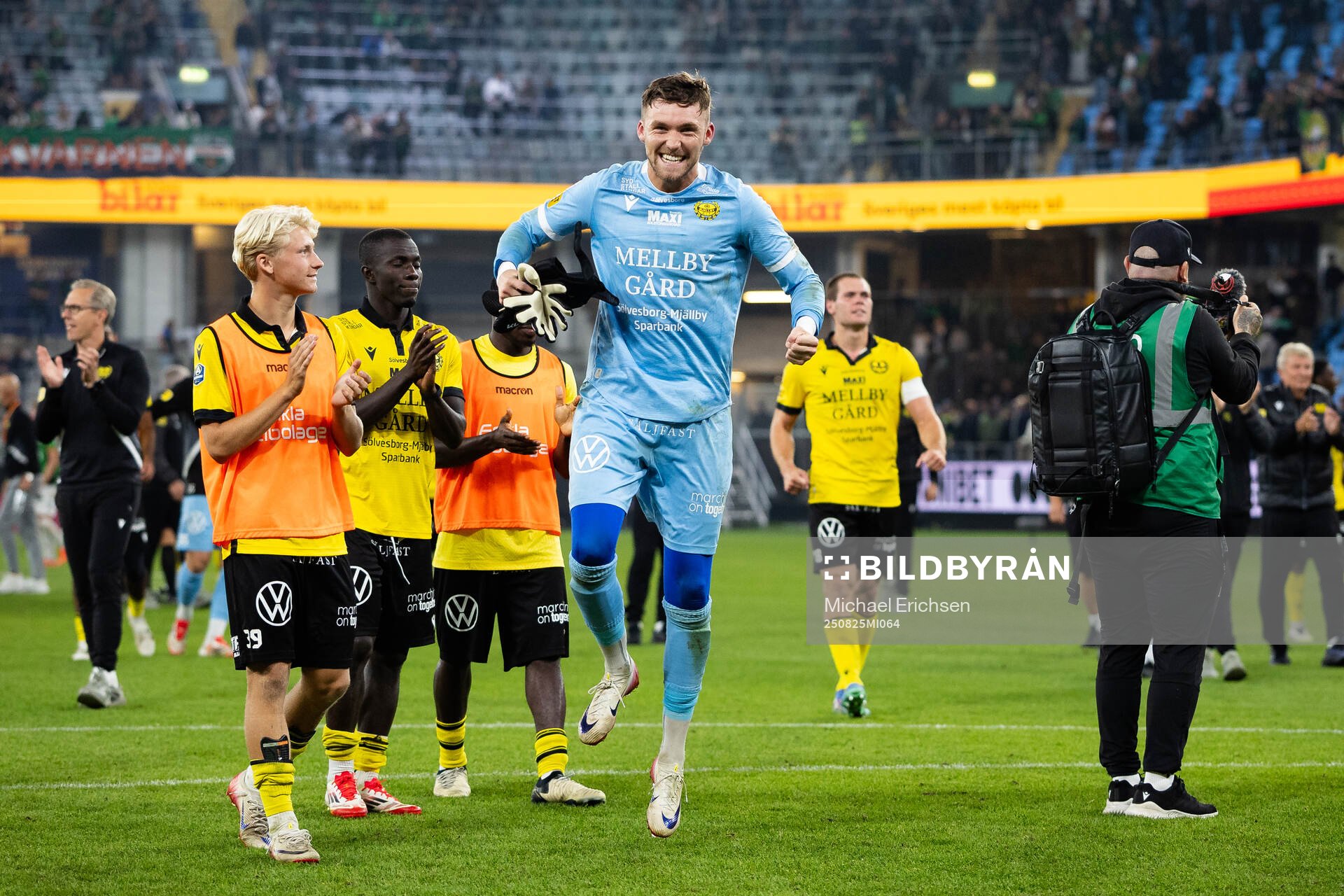 Mjällbys målvakt Noel Törnqvist jublar