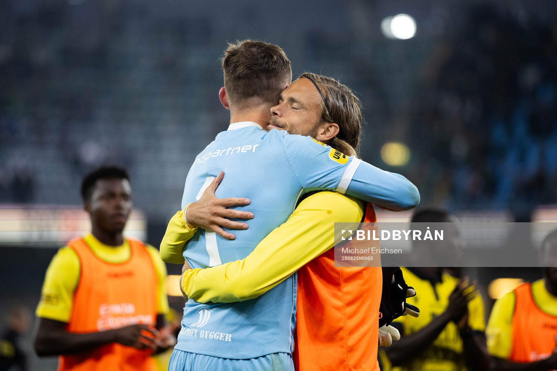 Mjällbys målvakt Noel Törnqvist jublar ihop med Tom