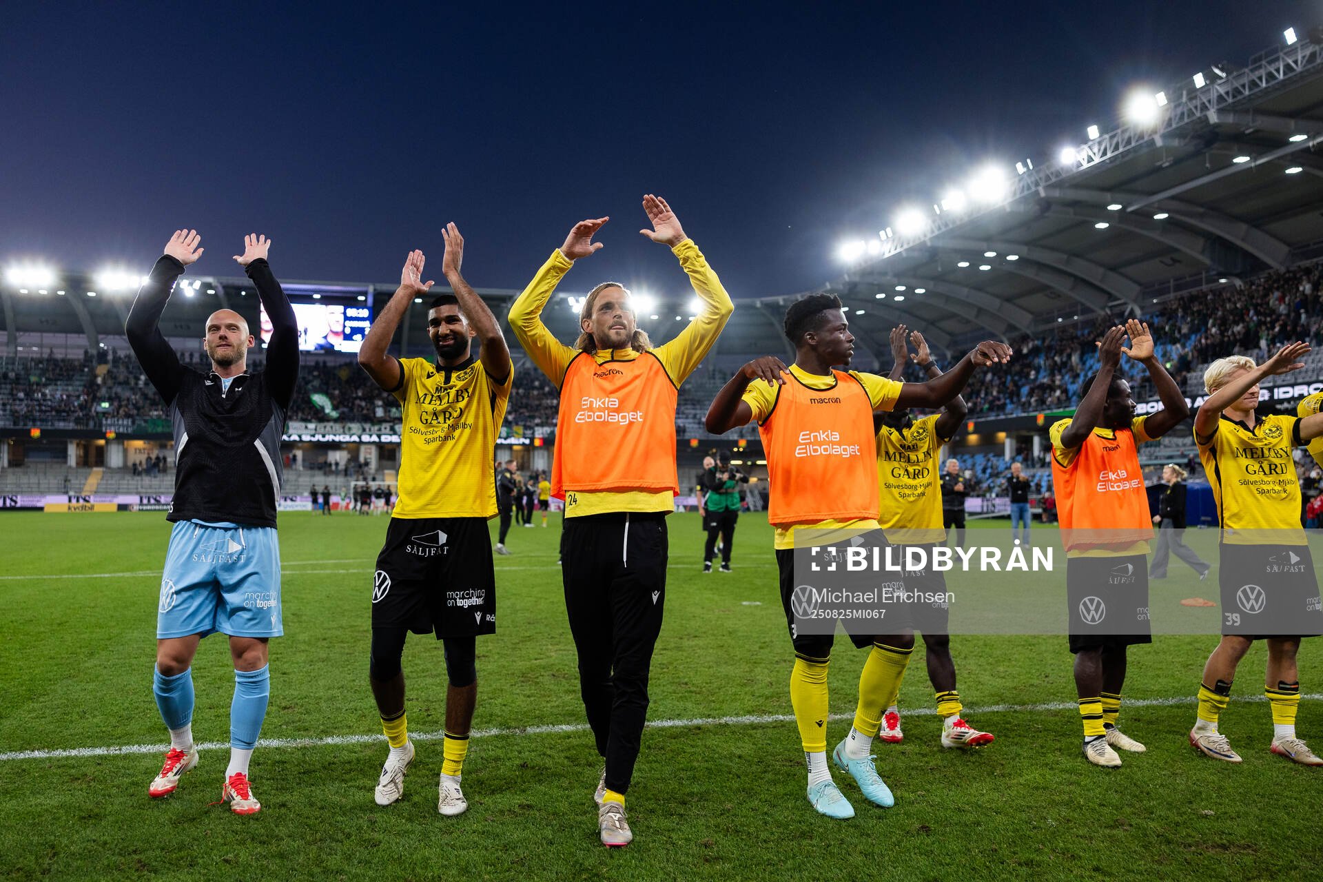 Mjällbys spelare jublar och tackar supportrarna