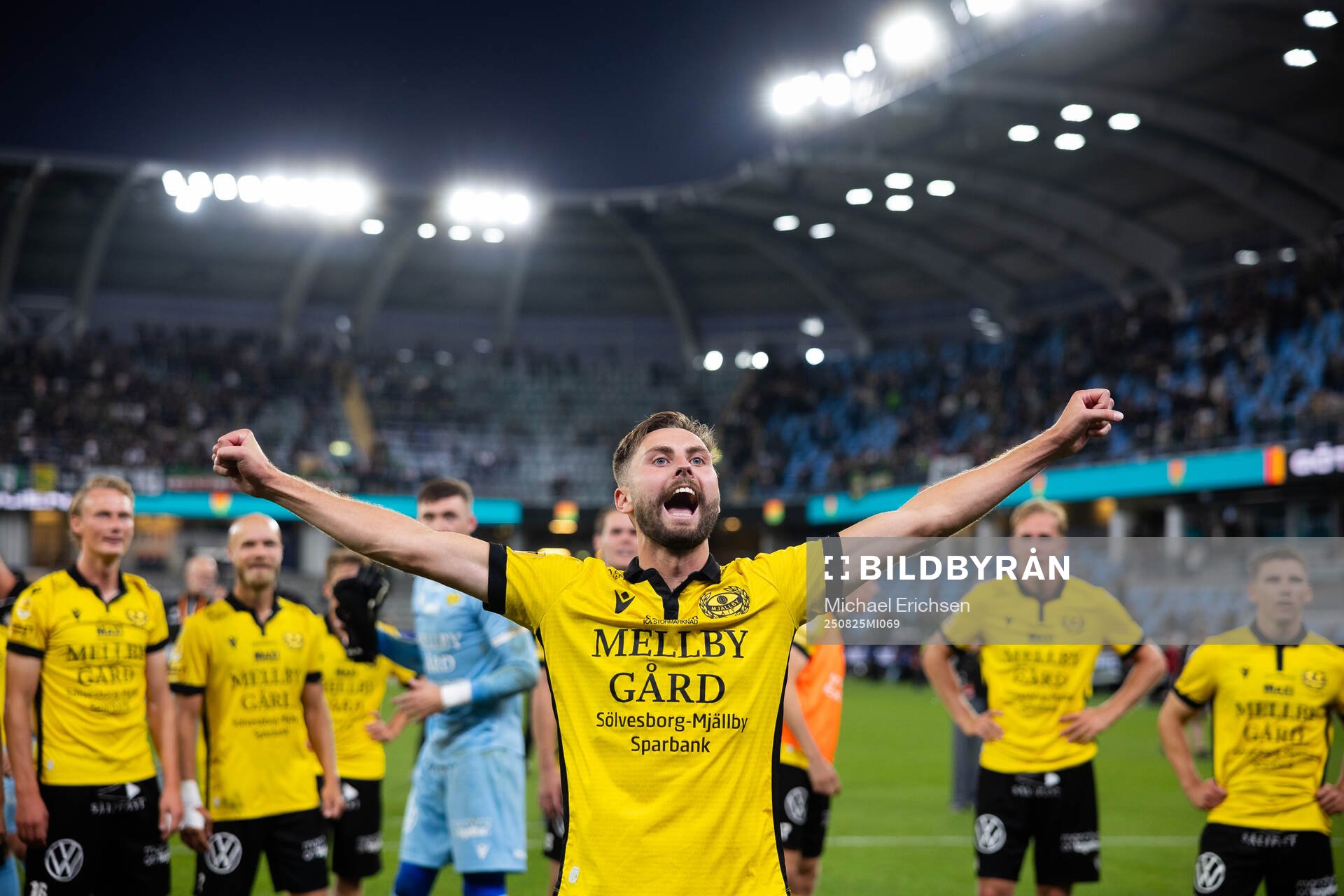 Mjällbys Axel Norén jublar framför supportrarna