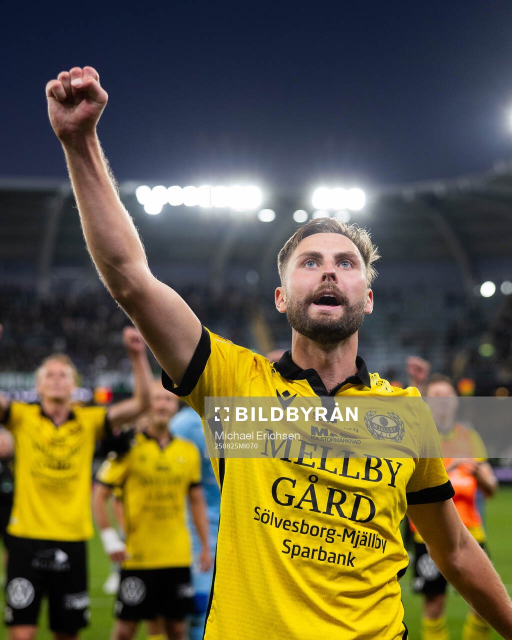 Mjällbys Axel Norén jublar framför supportrarna