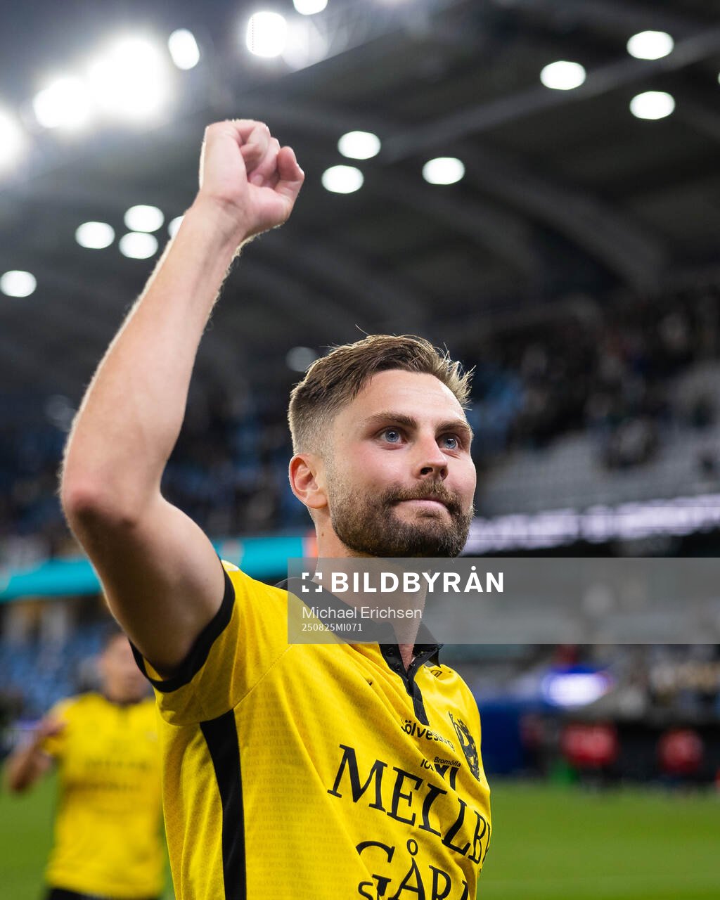 Mjällbys Axel Norén jublar framför supportrarna