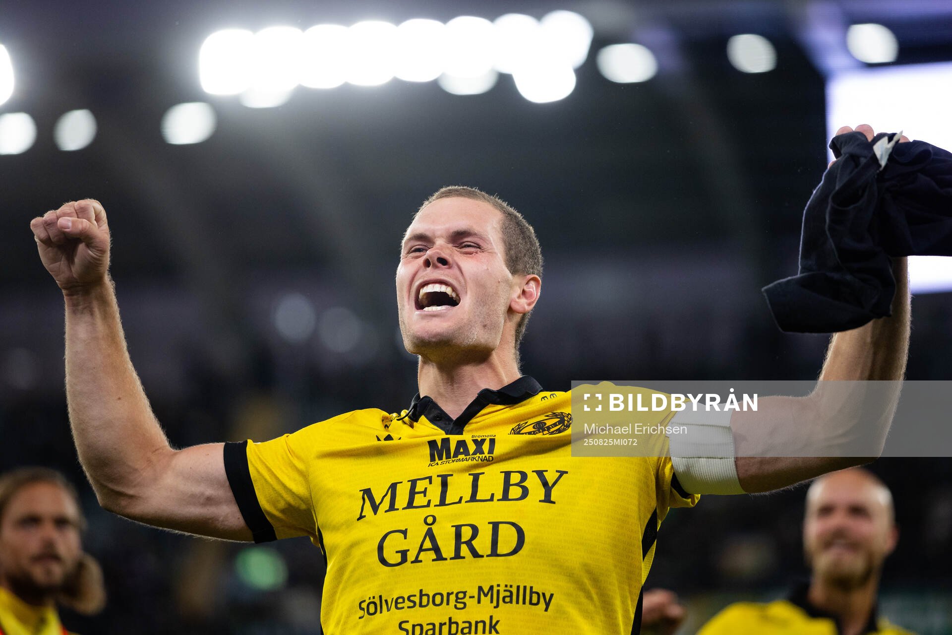 Mjällbys Jacob Bergström jublar framför supportrarna