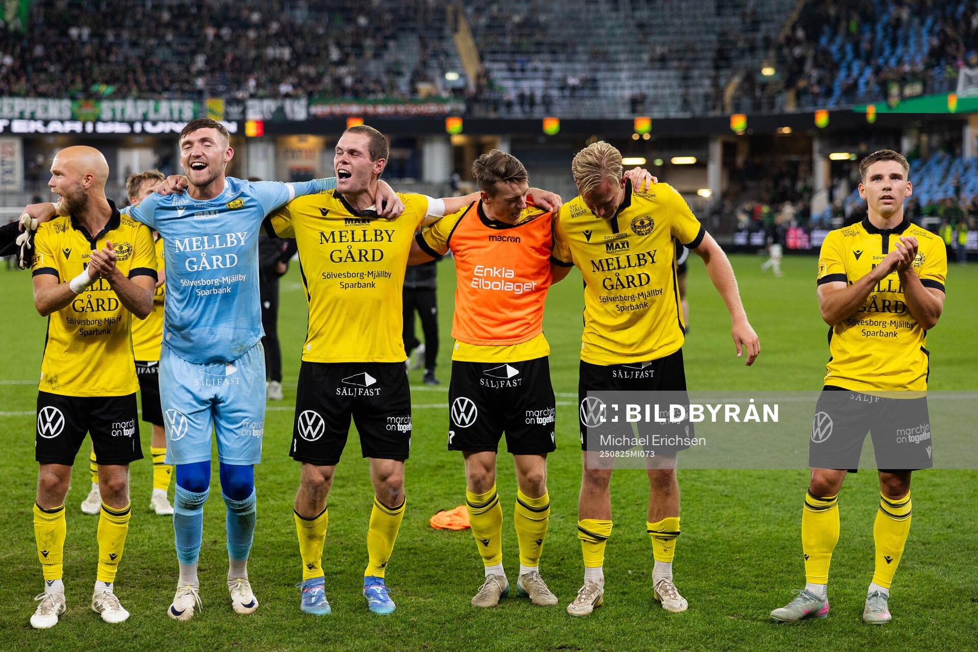 Mjällbys spelare jublar framför supportrarna