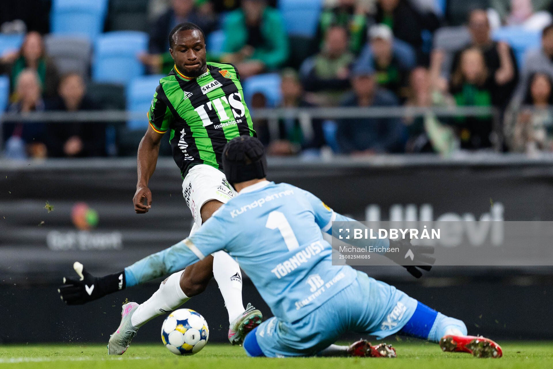 GAIS Shalom Ekong mot Mjällbys målvakt Noel Törnqvist