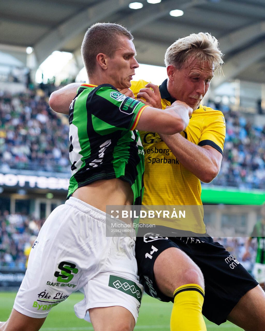 GAIS Lucas Hedlund och Mjällbys Herman Johansson