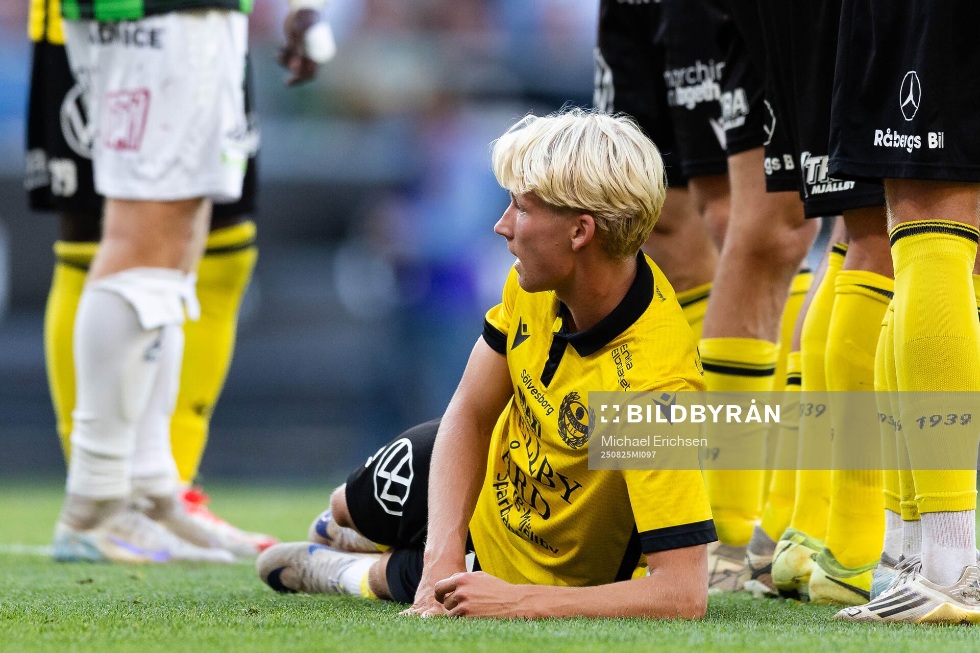 Mjällbys Romeo Leandersson ligger ned bakom muren vid en