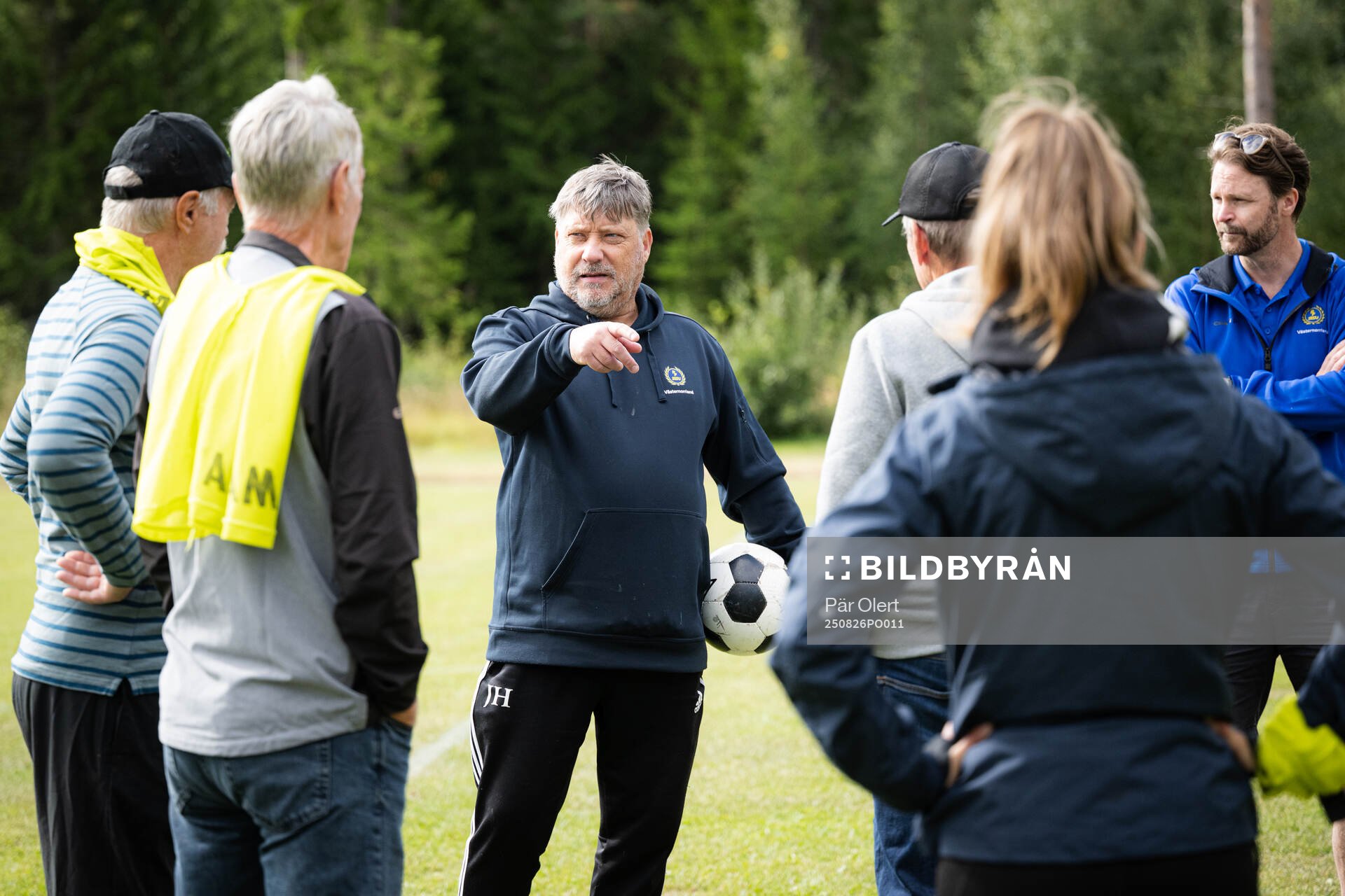 Pensionärer provar gåfotboll