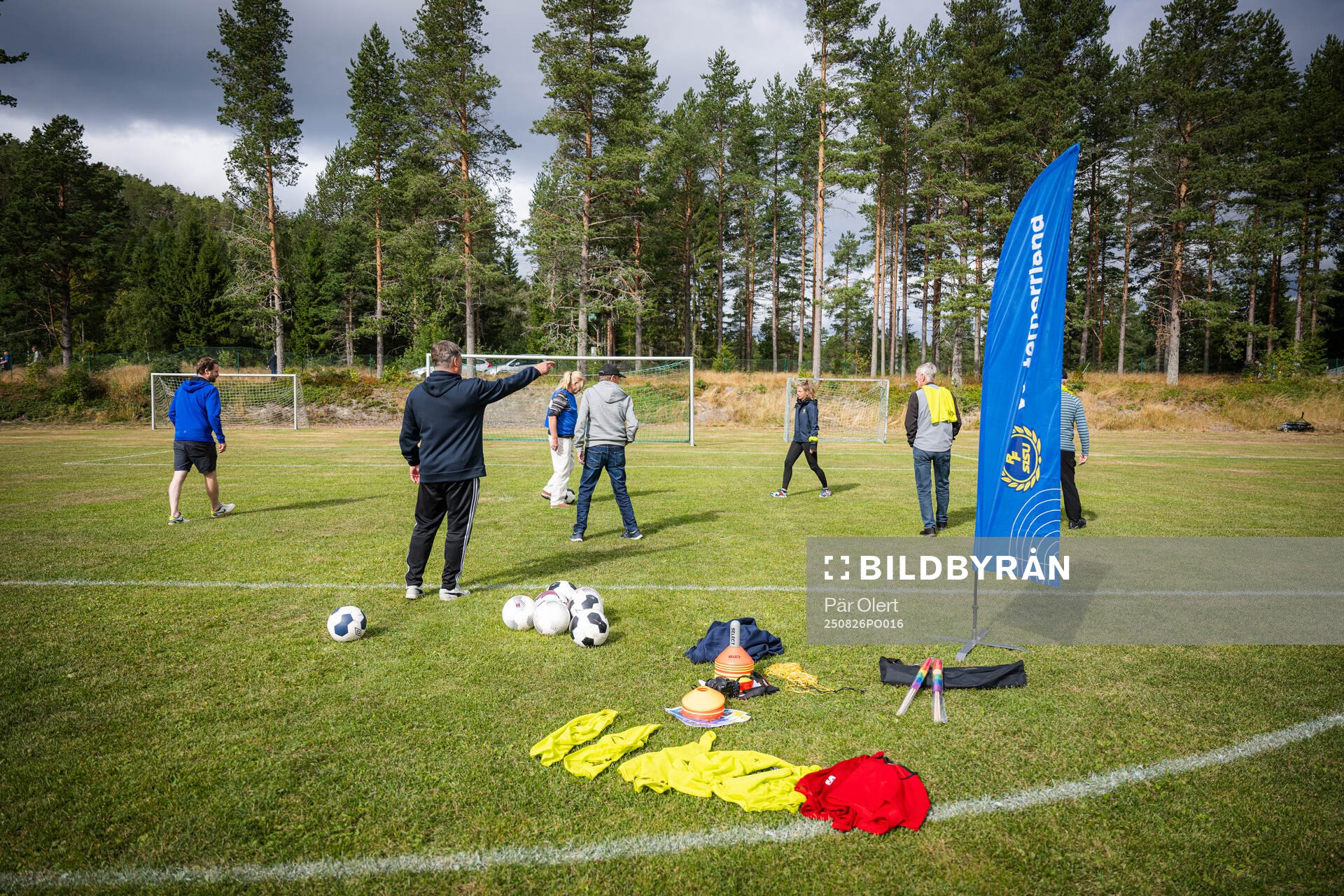 Pensionärer provar gåfotboll