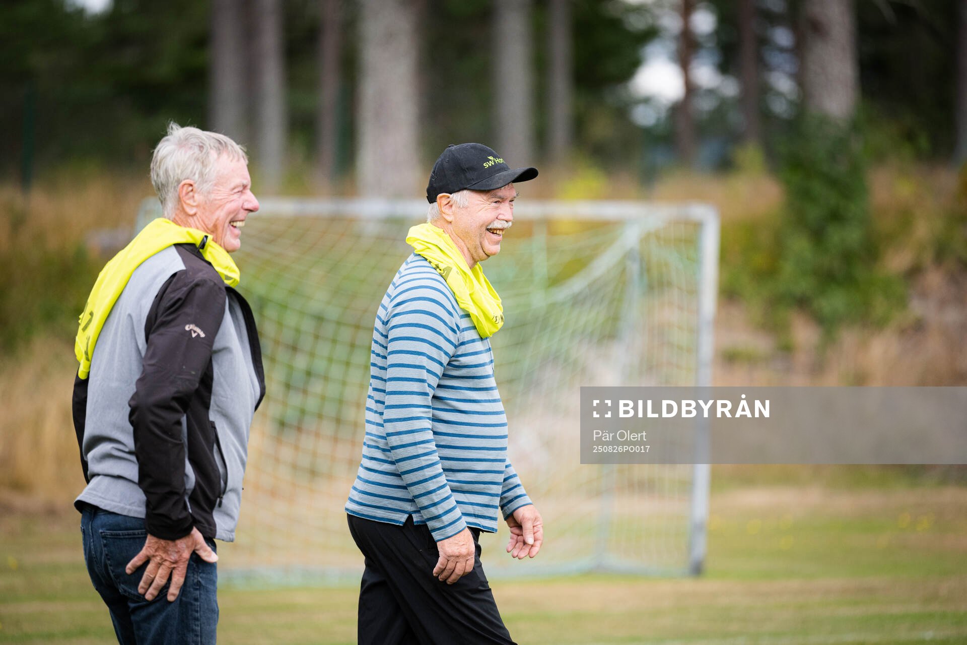 Pensionärer provar gåfotboll