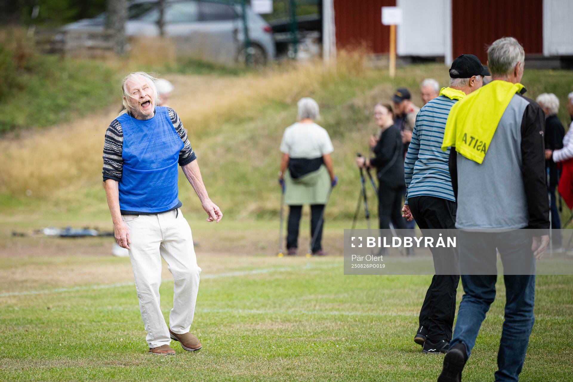 Pensionärer provar gåfotboll