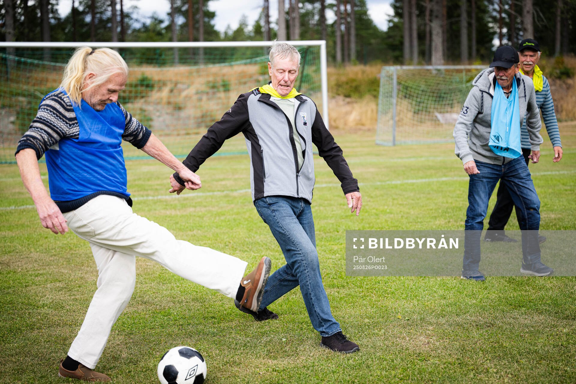Pensionärer provar gåfotboll