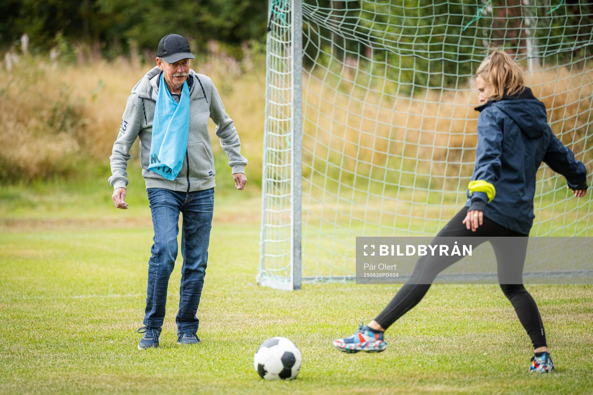 Pensionärer provar gåfotboll