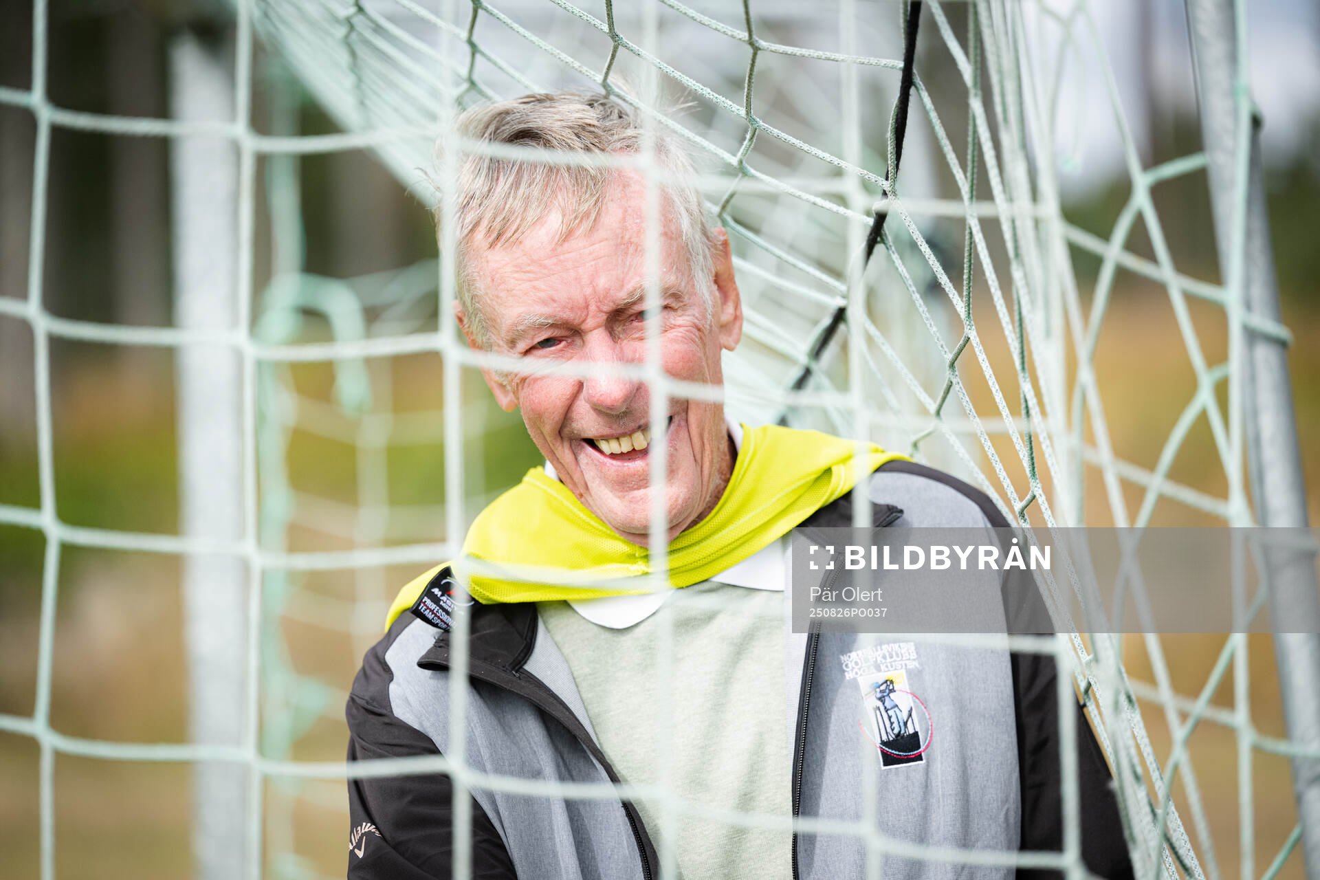 Pensionärer provar gåfotboll