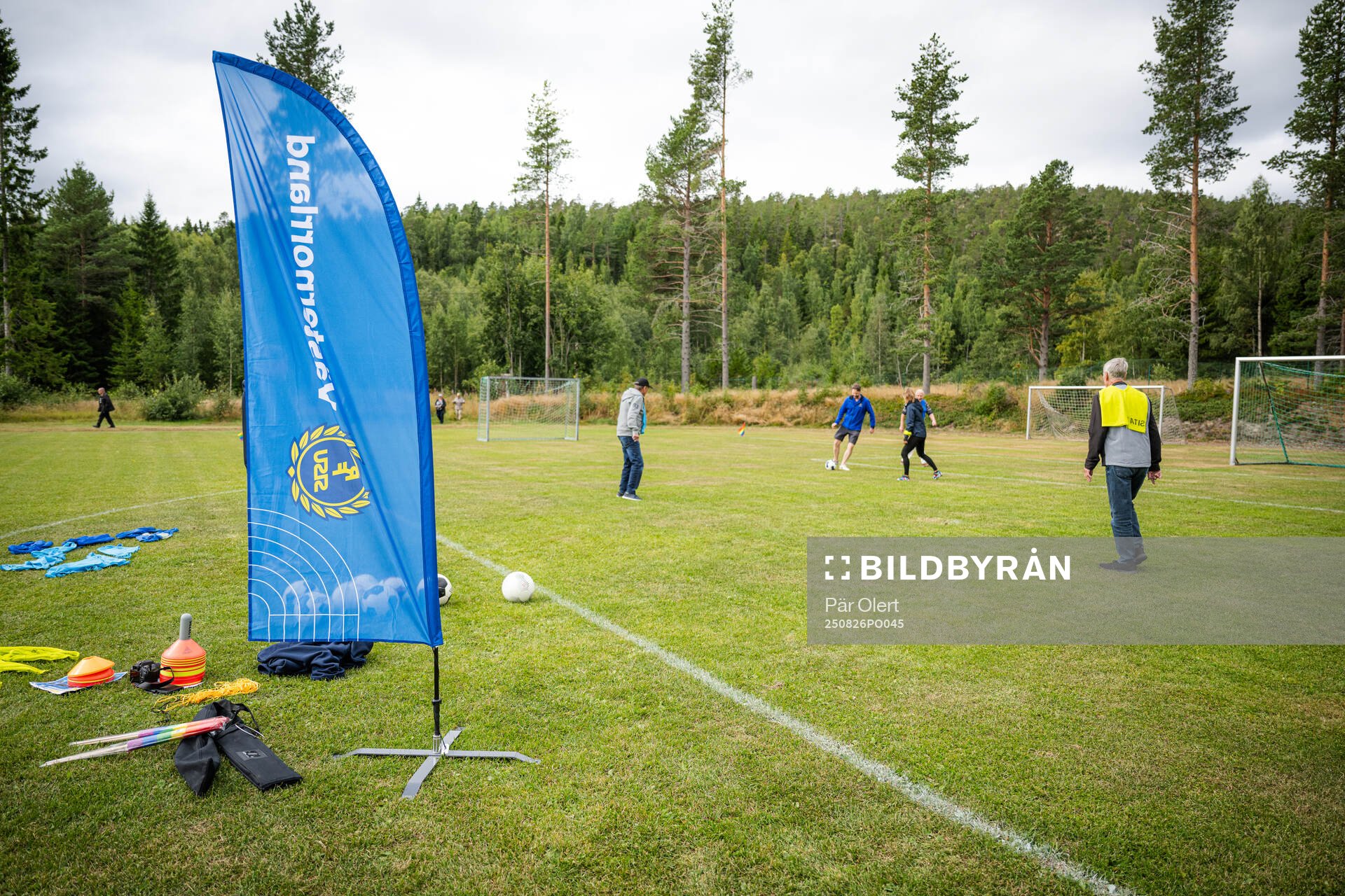 Pensionärer provar gåfotboll