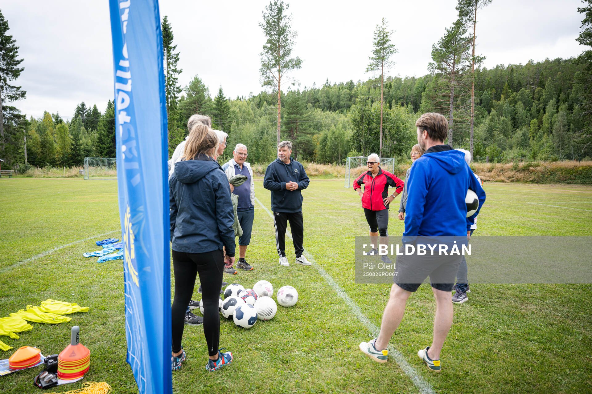 Pensionärer provar gåfotboll