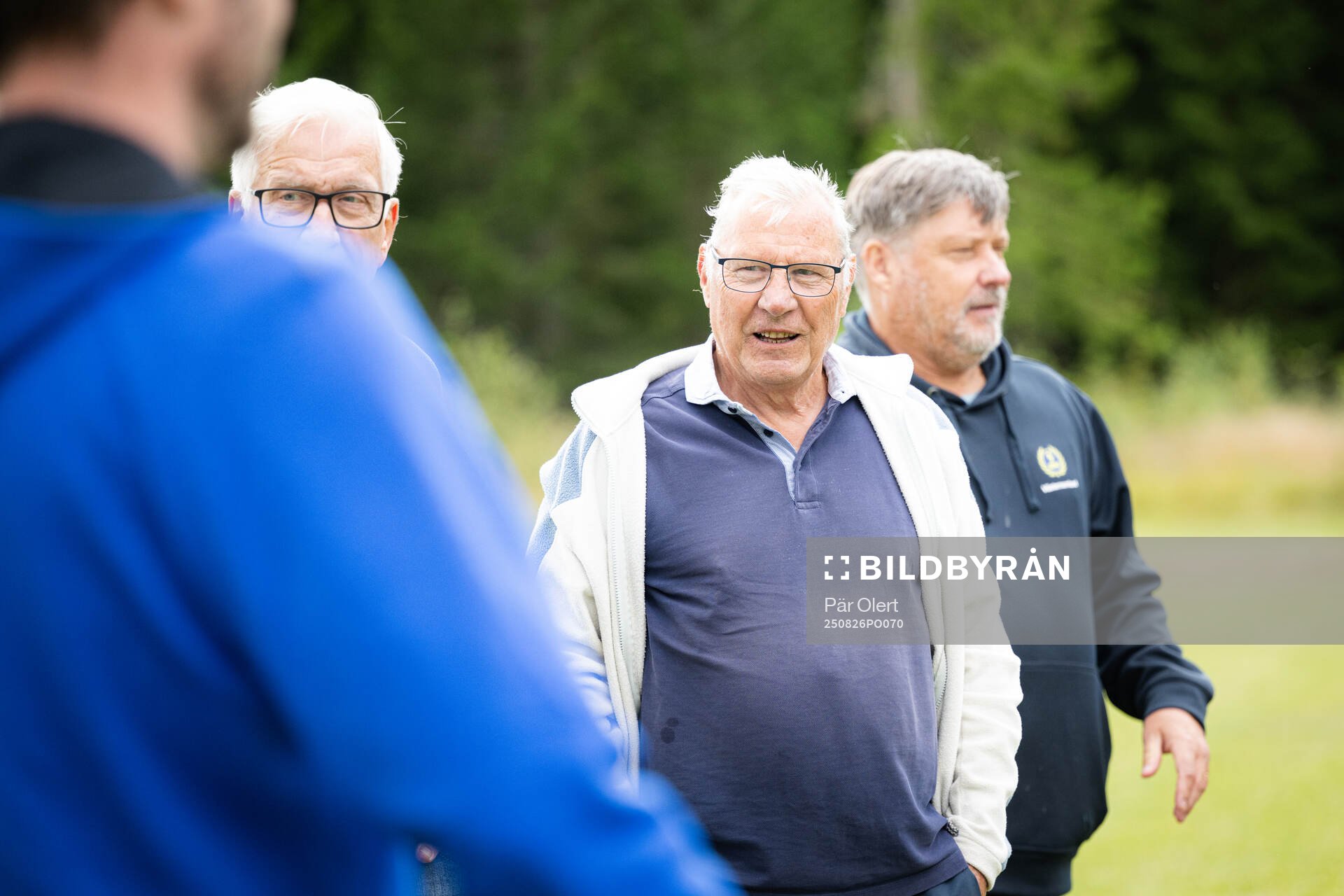 Pensionärer provar gåfotboll