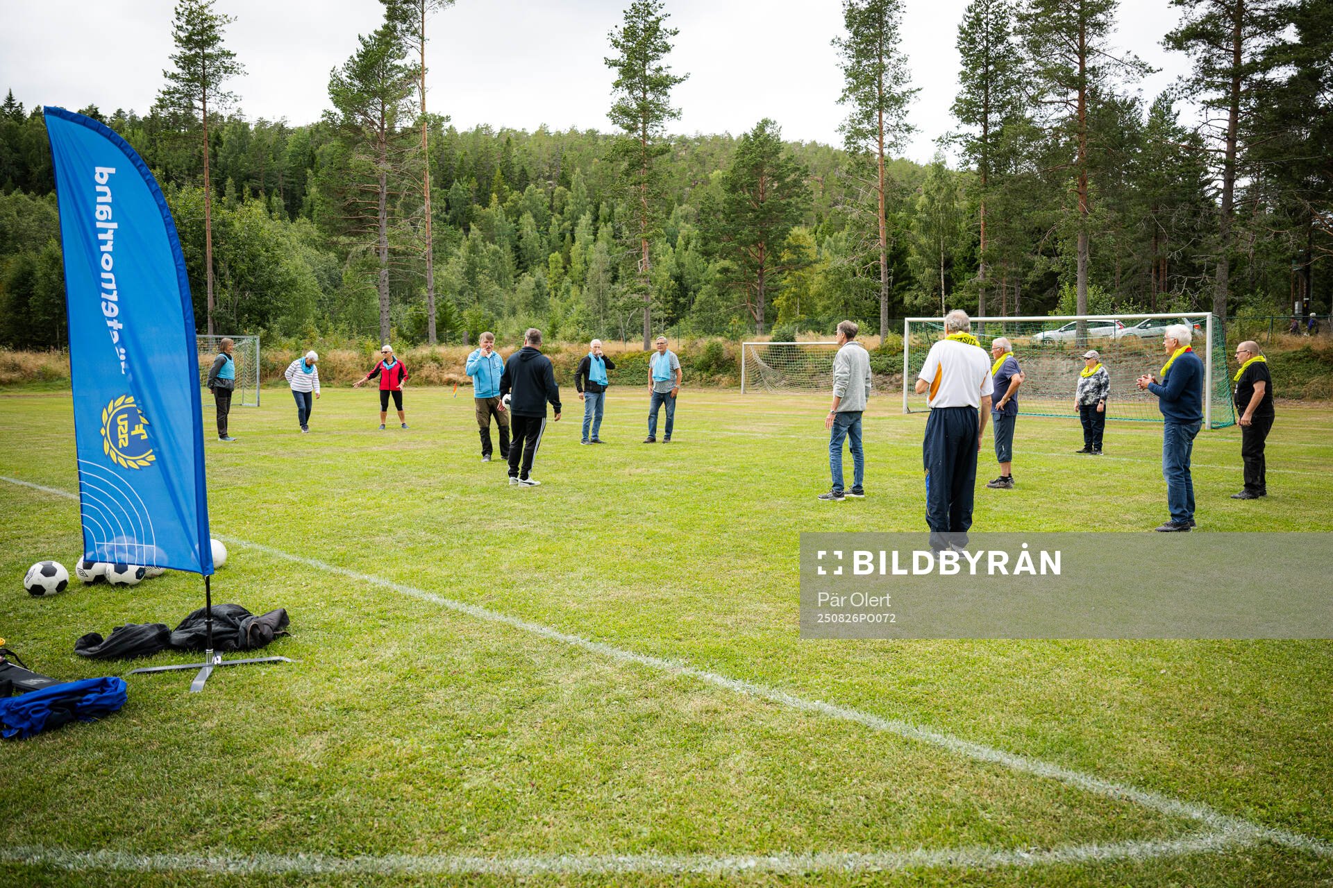Pensionärer provar gåfotboll