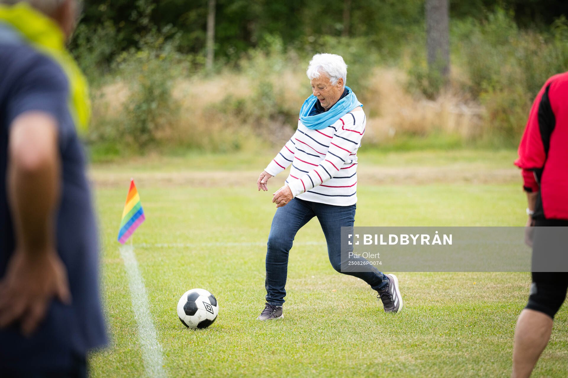 Pensionärer provar gåfotboll