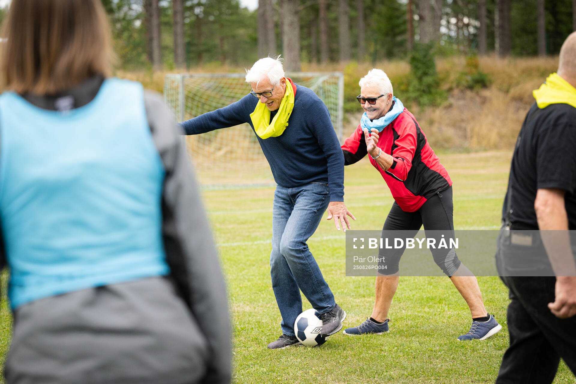 Pensionärer provar gåfotboll