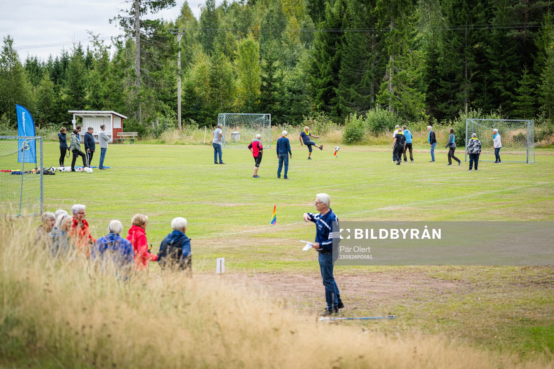 Pensionärer provar gåfotboll