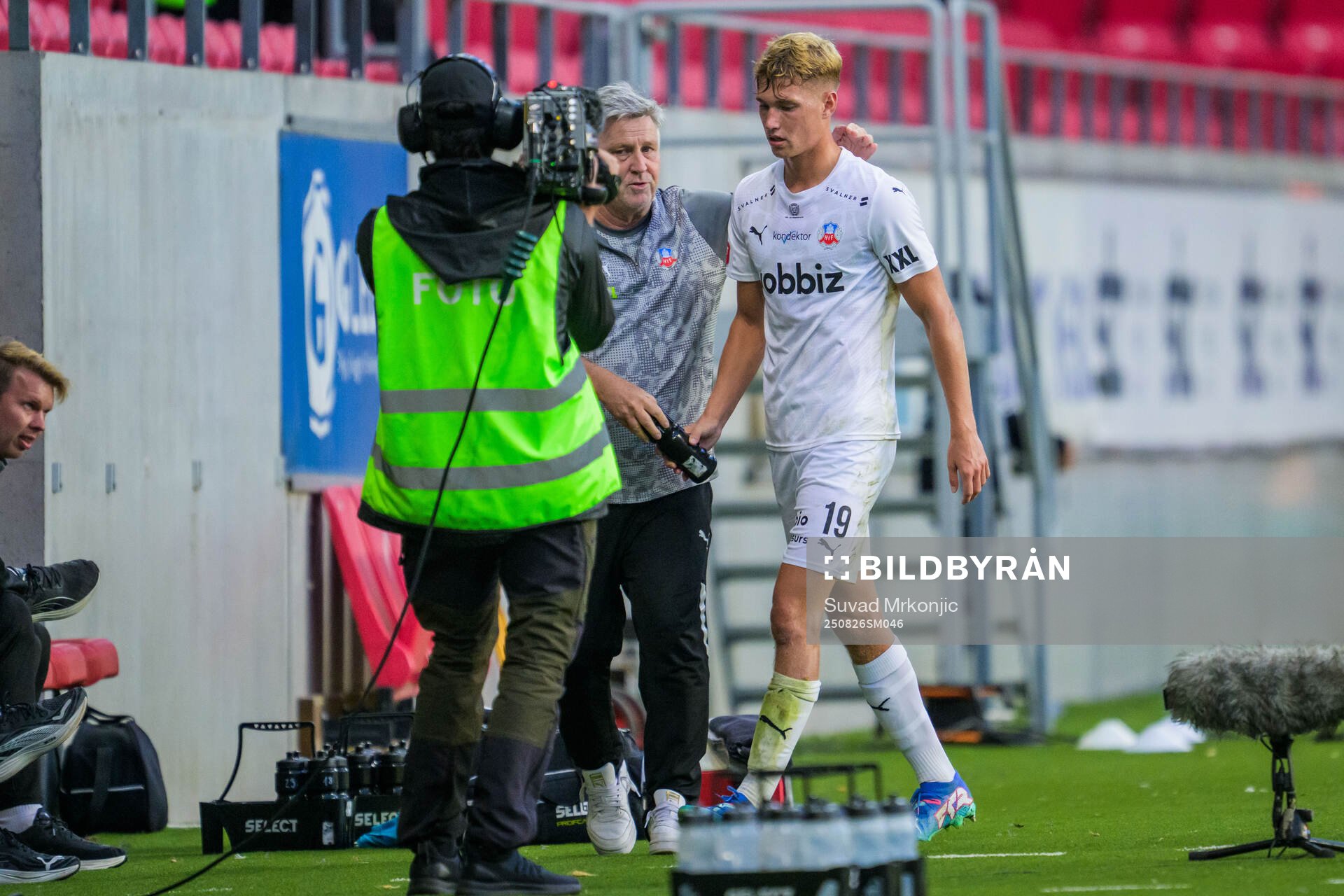 Helsingborgs Benjamin Örn lämnar planen