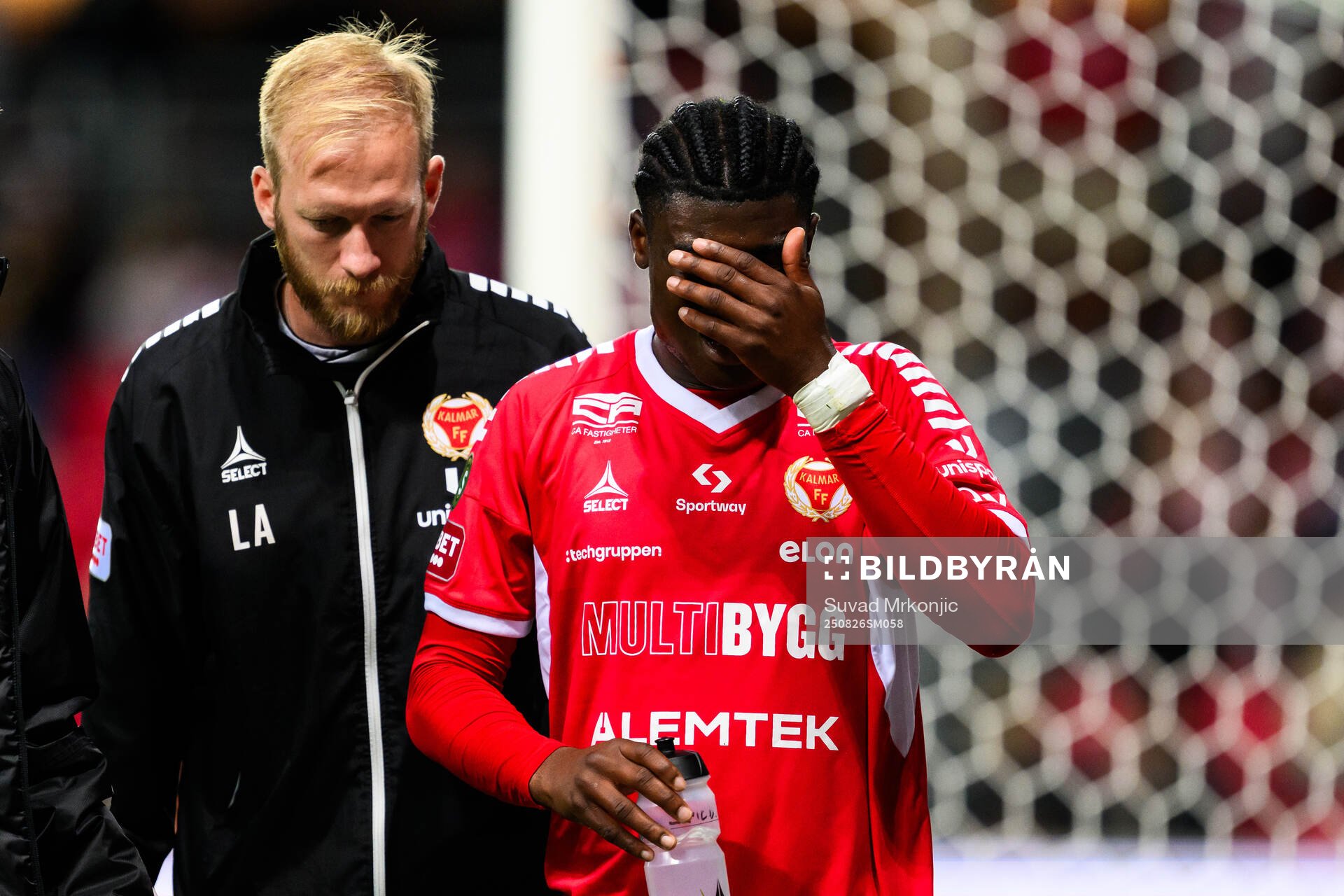 Kalmars Chukwuemeka Paul Nnamani lämnar planen skadad
