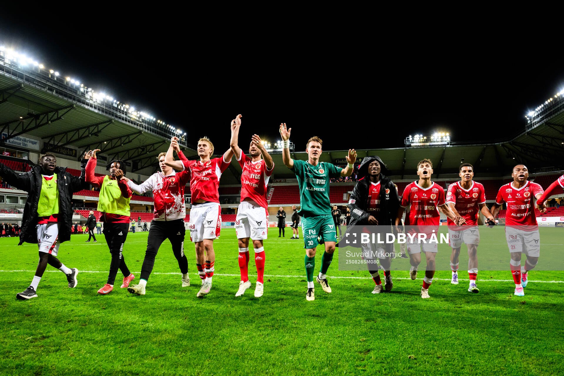 Kalmars målvakt Jakob Kindberg jublar med lagkamrater