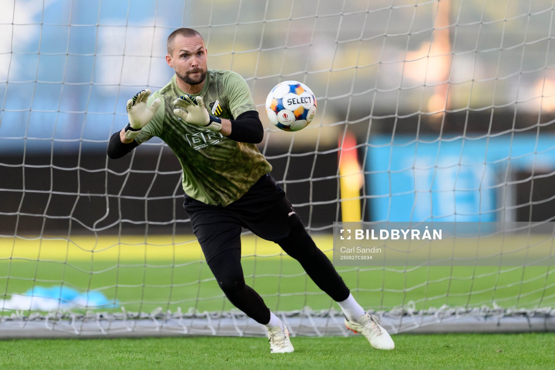 Goalkeeper Oscar Jansson