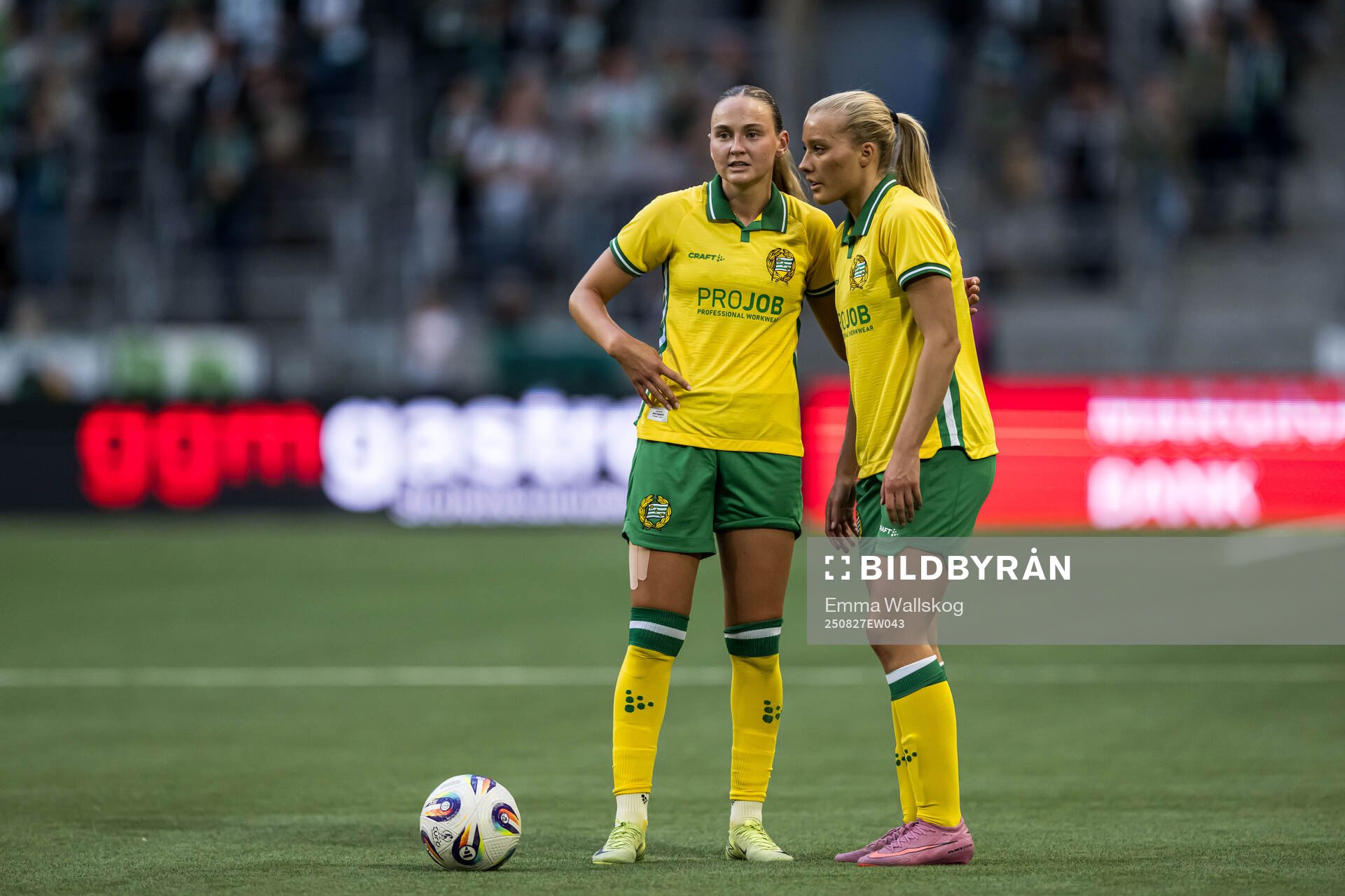 Vilde Hasund and Smilla Holmberg of Hammarby