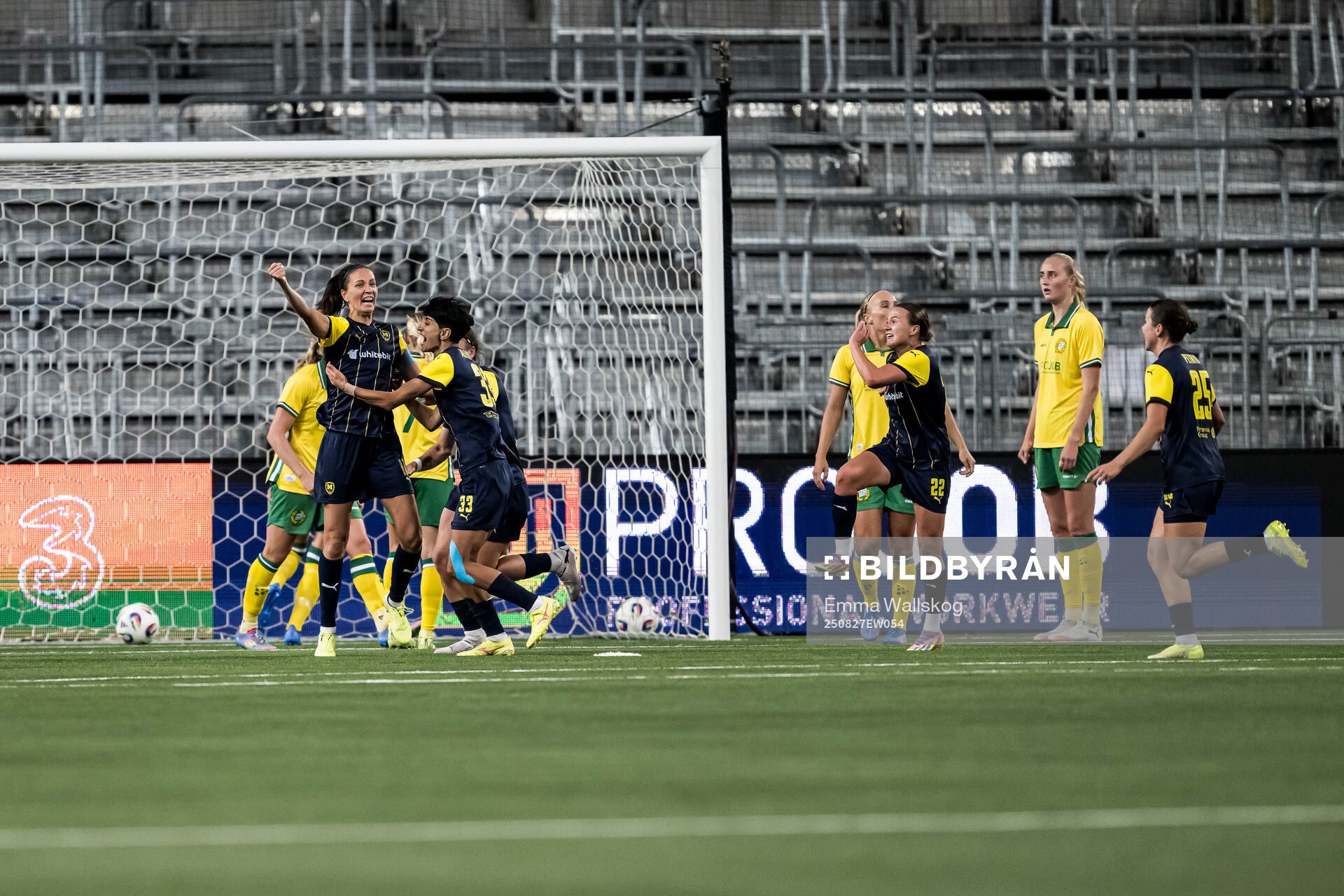 Daryna Apanaschenko and Kristina Aleksanyan of Metalist