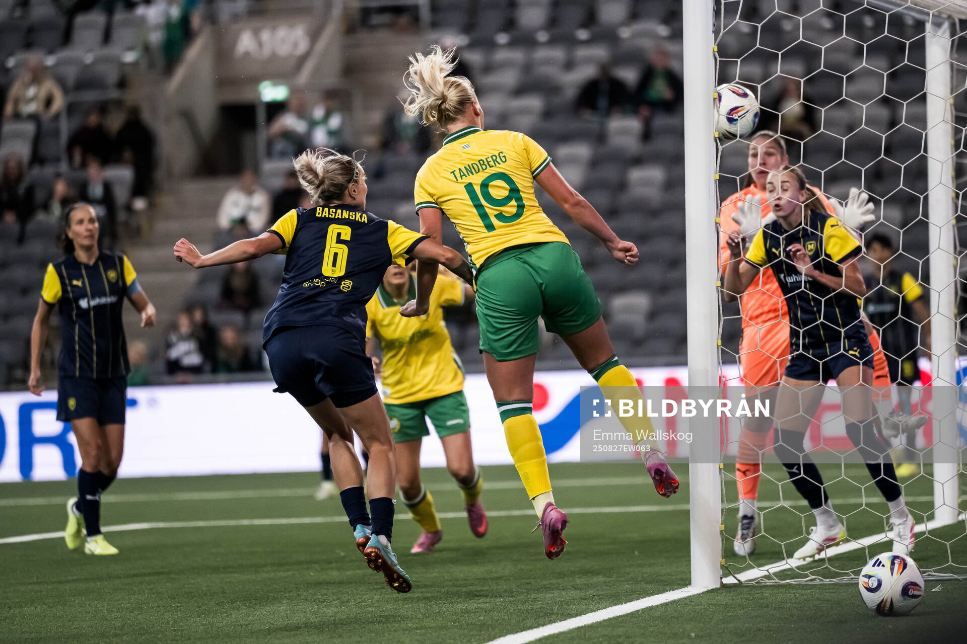 Cathinka Tandberg  of Hammarby scores 3-2