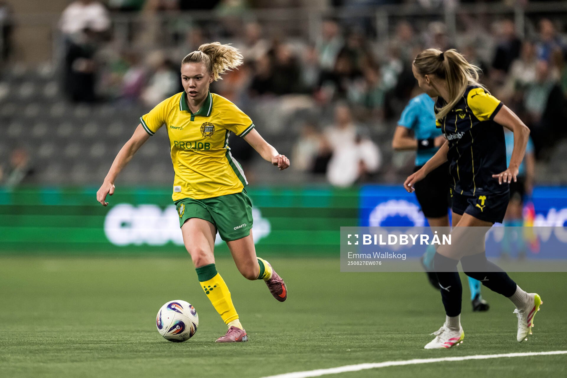 Bea Sprung of Hammarby and Yana Kotyk of Metalist 1925