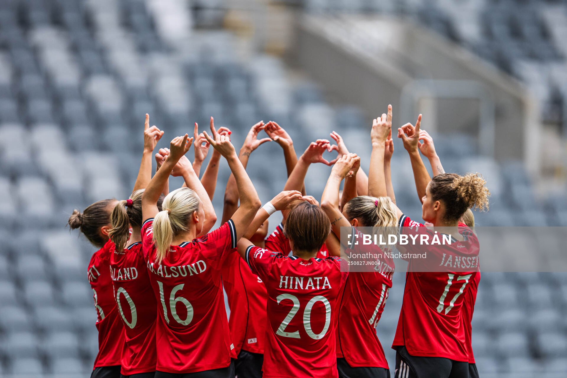 Elisabeth Terland of Manchester United celebrate with her