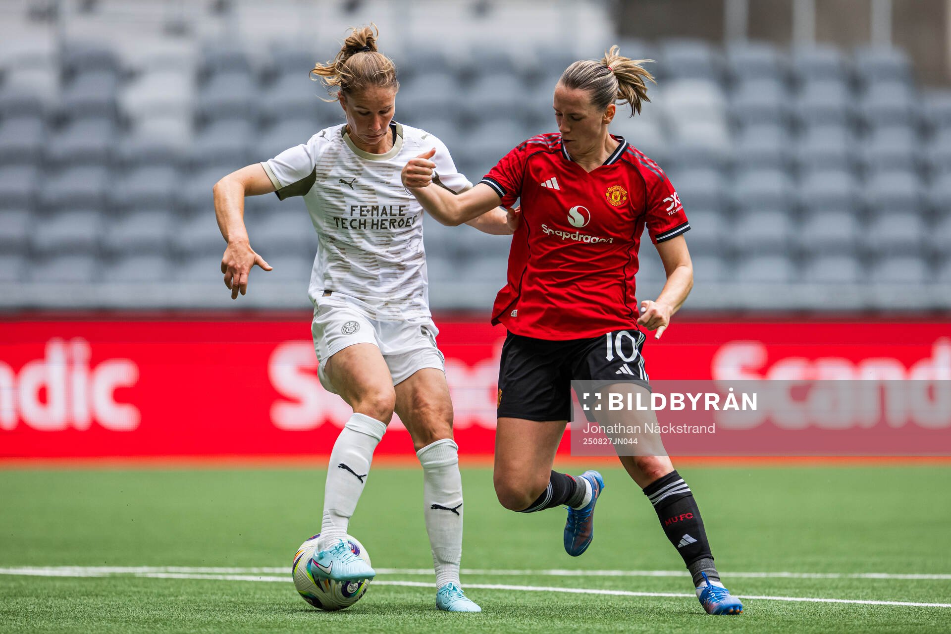 Sippie Catharine Folkertsma of PSV Eindhoven and Elisabeth