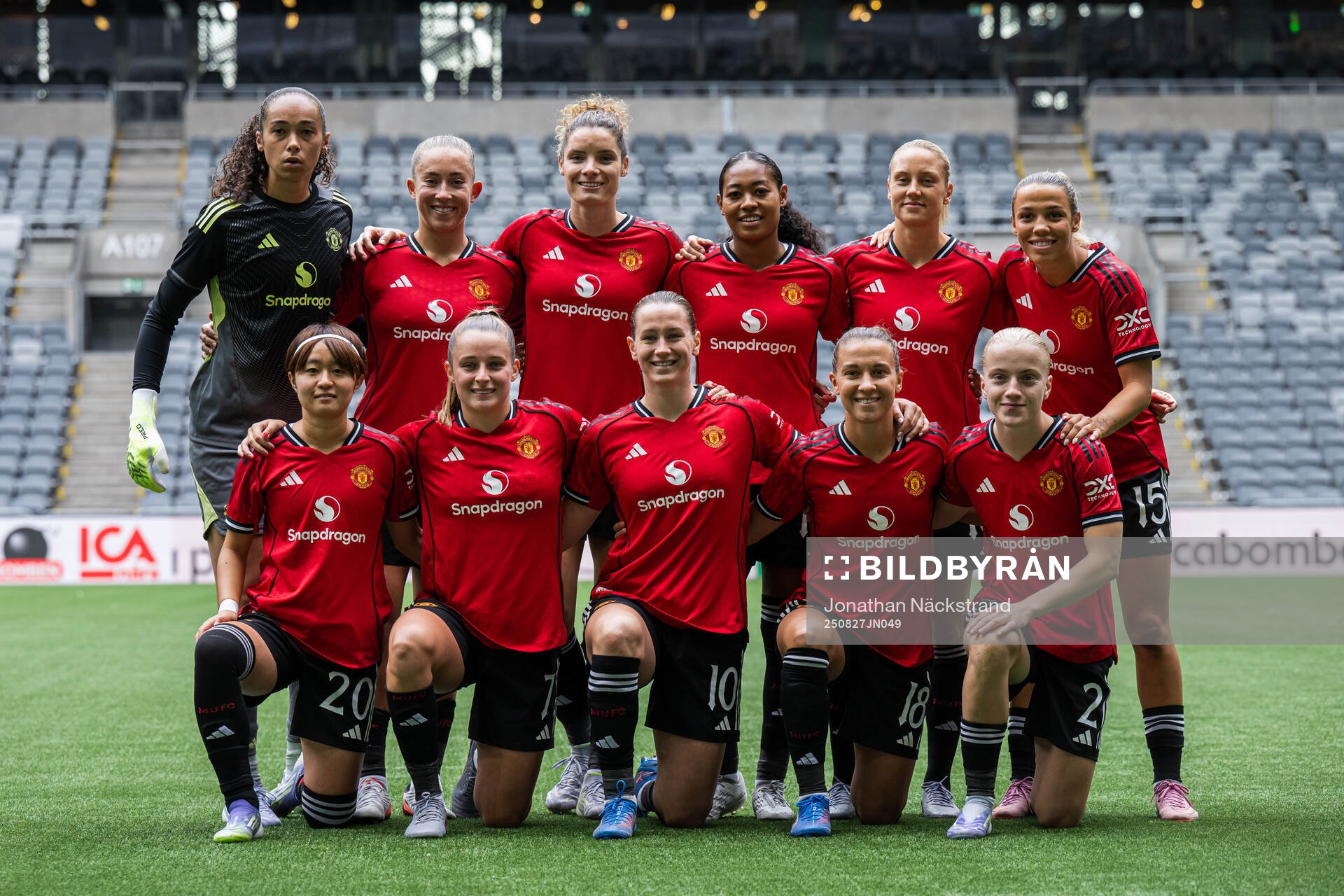 Players of Manchester United pose for a group picture prior