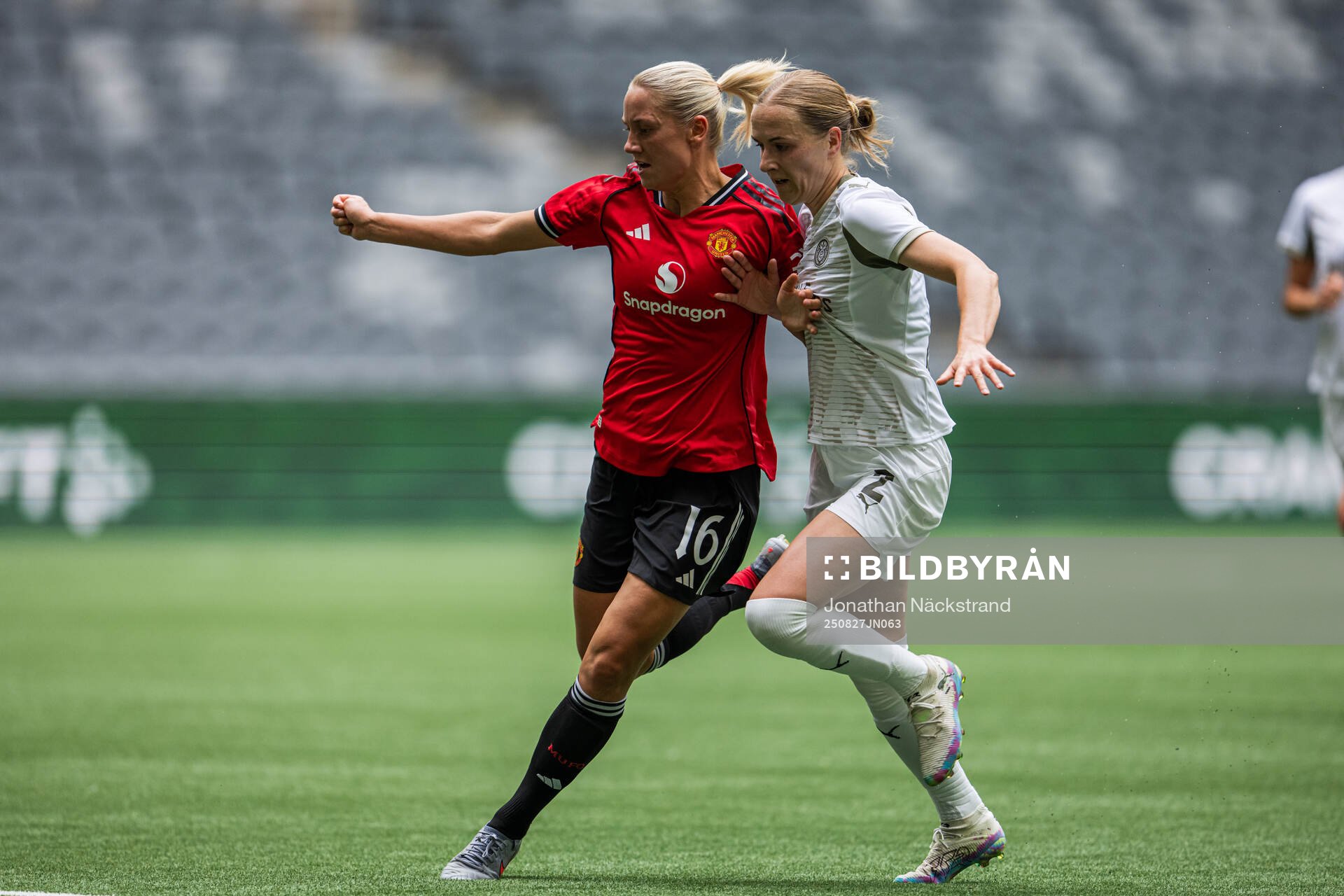 Lisa Naalsund of Manchester United and Sara Thrige of PSV
