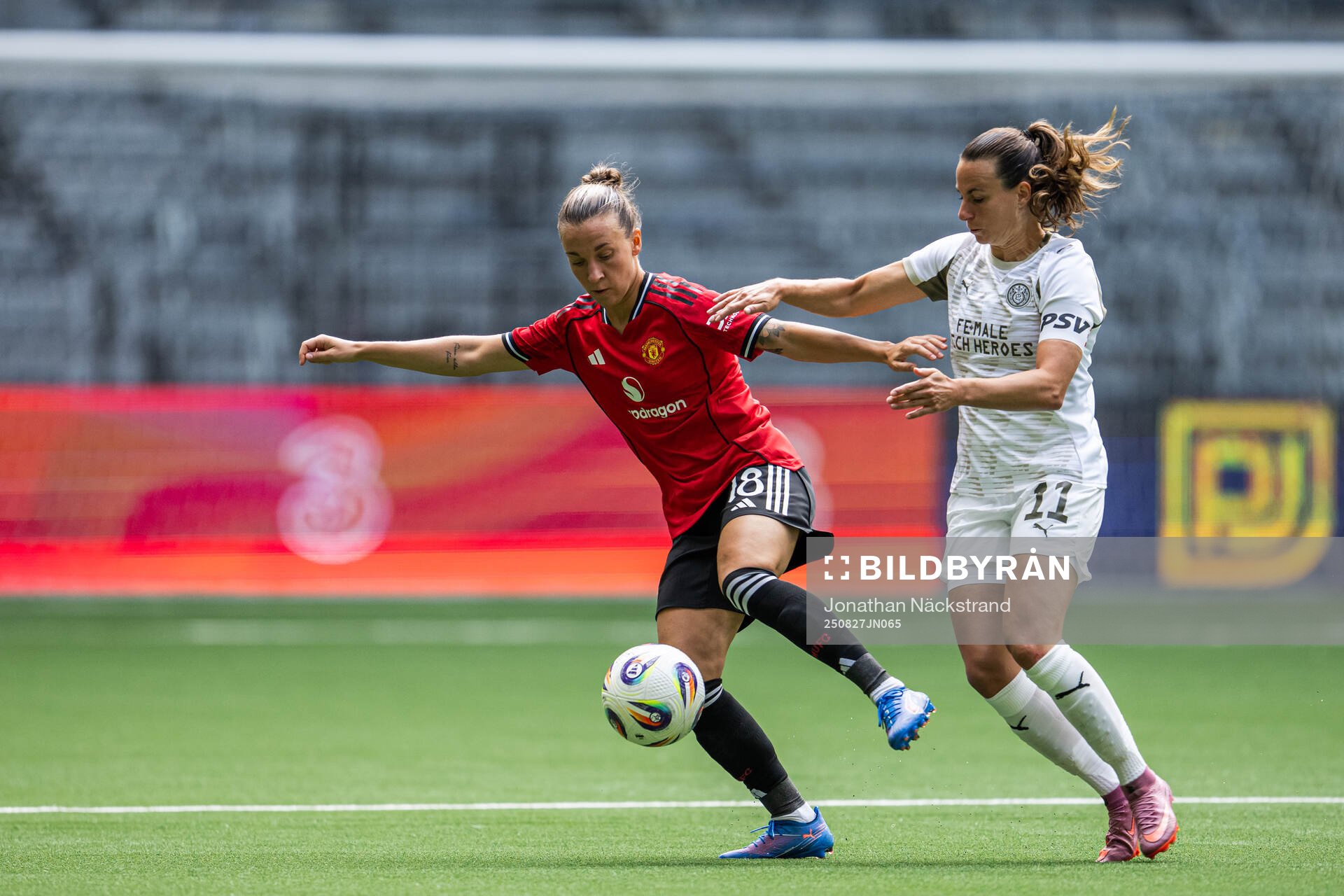 Julia Zigiotti Olme of Manchester United and Renate Jansen