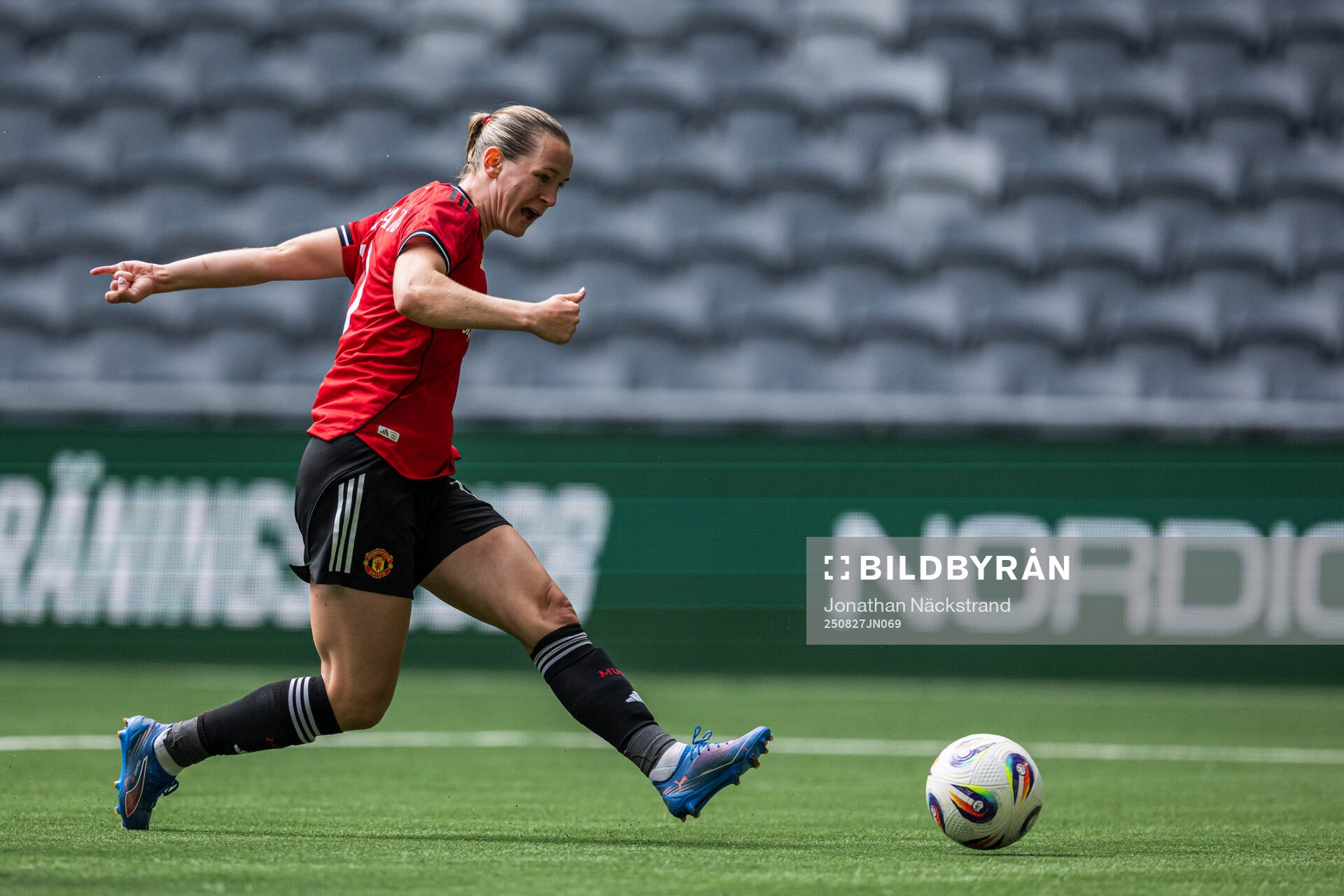 Elisabeth Terland of Manchester United shoots to score 3-0