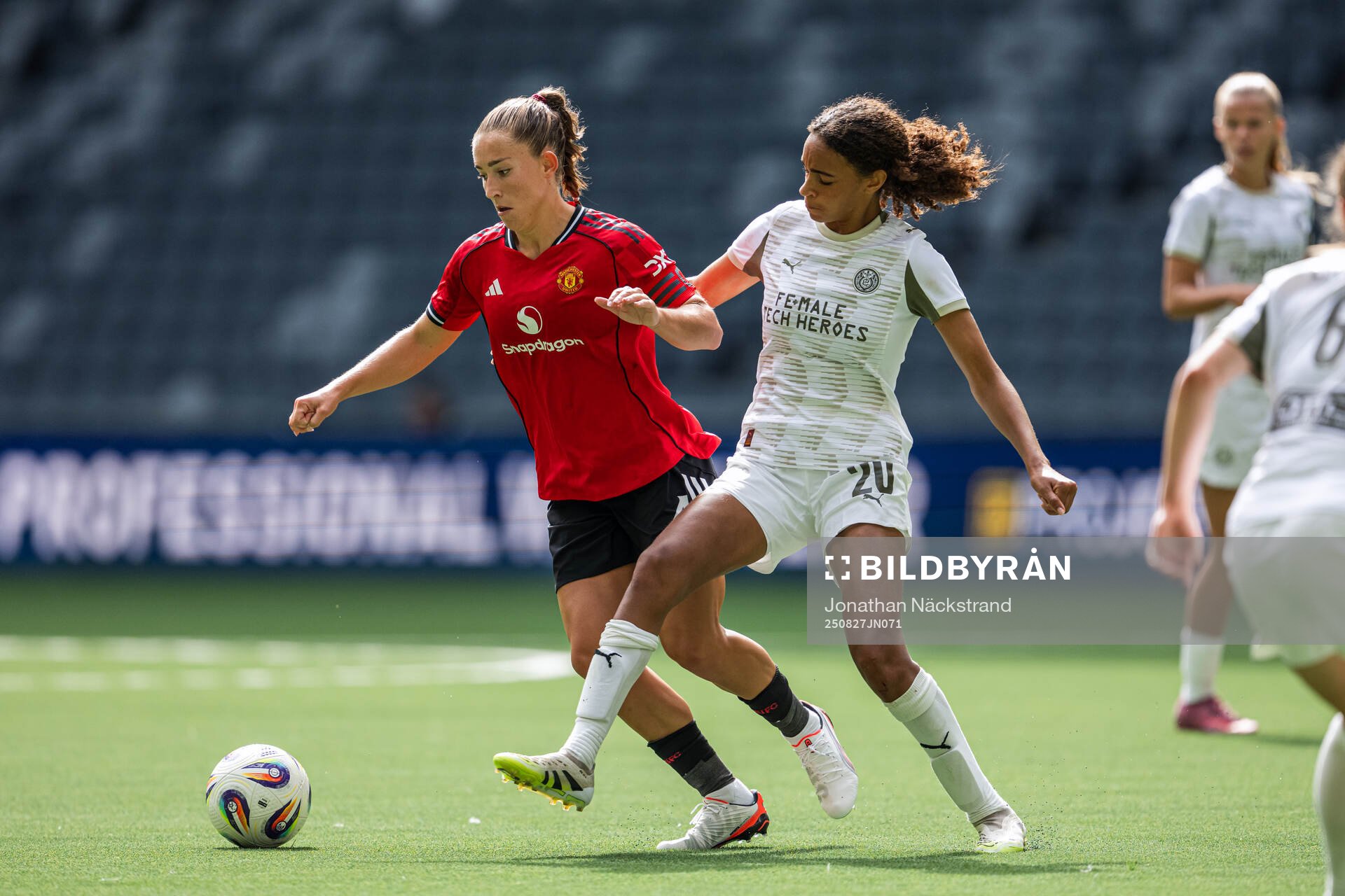 Maya Le Tissier of Manchester United and Nina Nijstad of