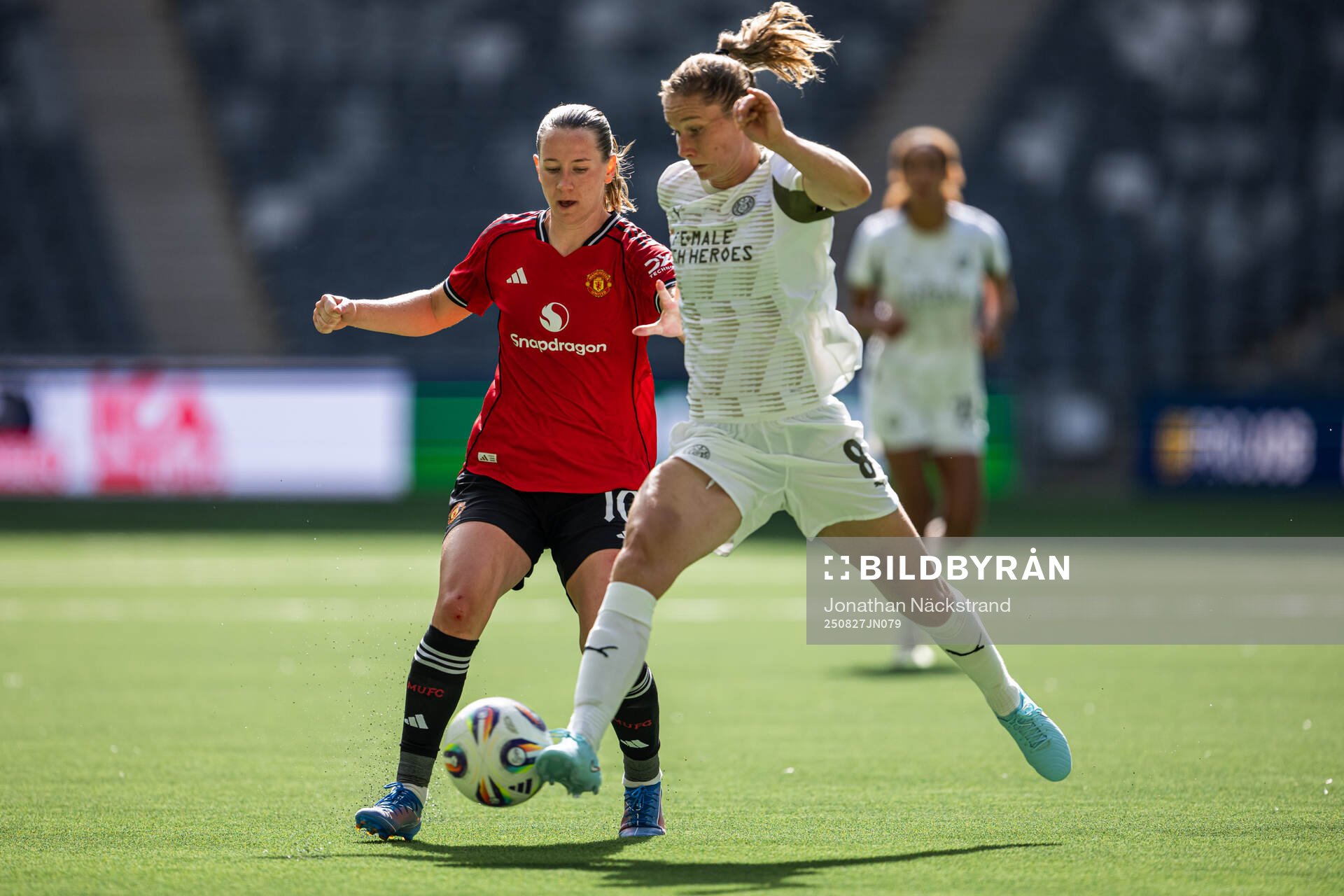 Elisabeth Terland of Manchester United and Sippie Catharine