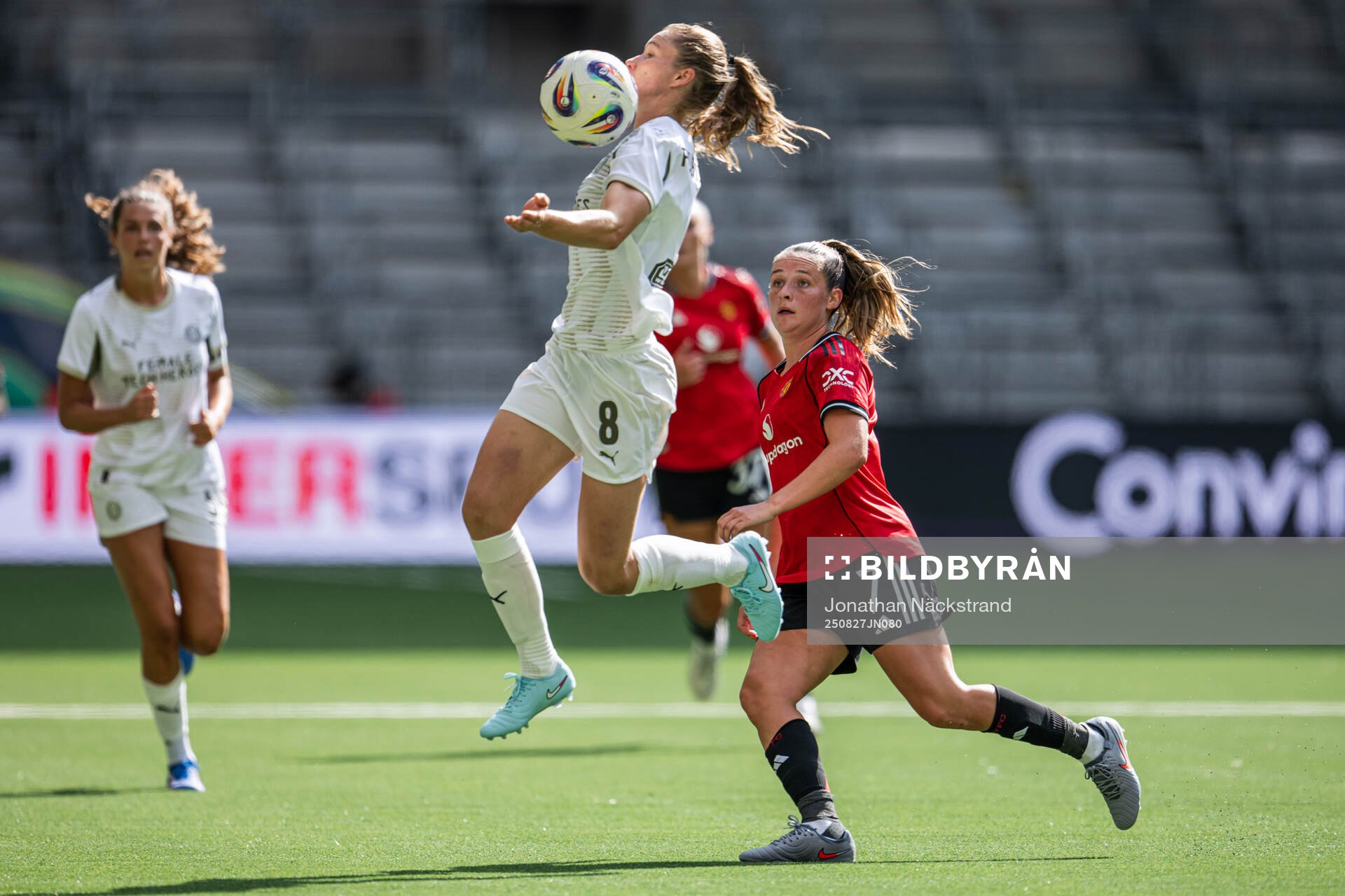 Sippie Catharine Folkertsma of PSV Eindhoven and Ella Toone