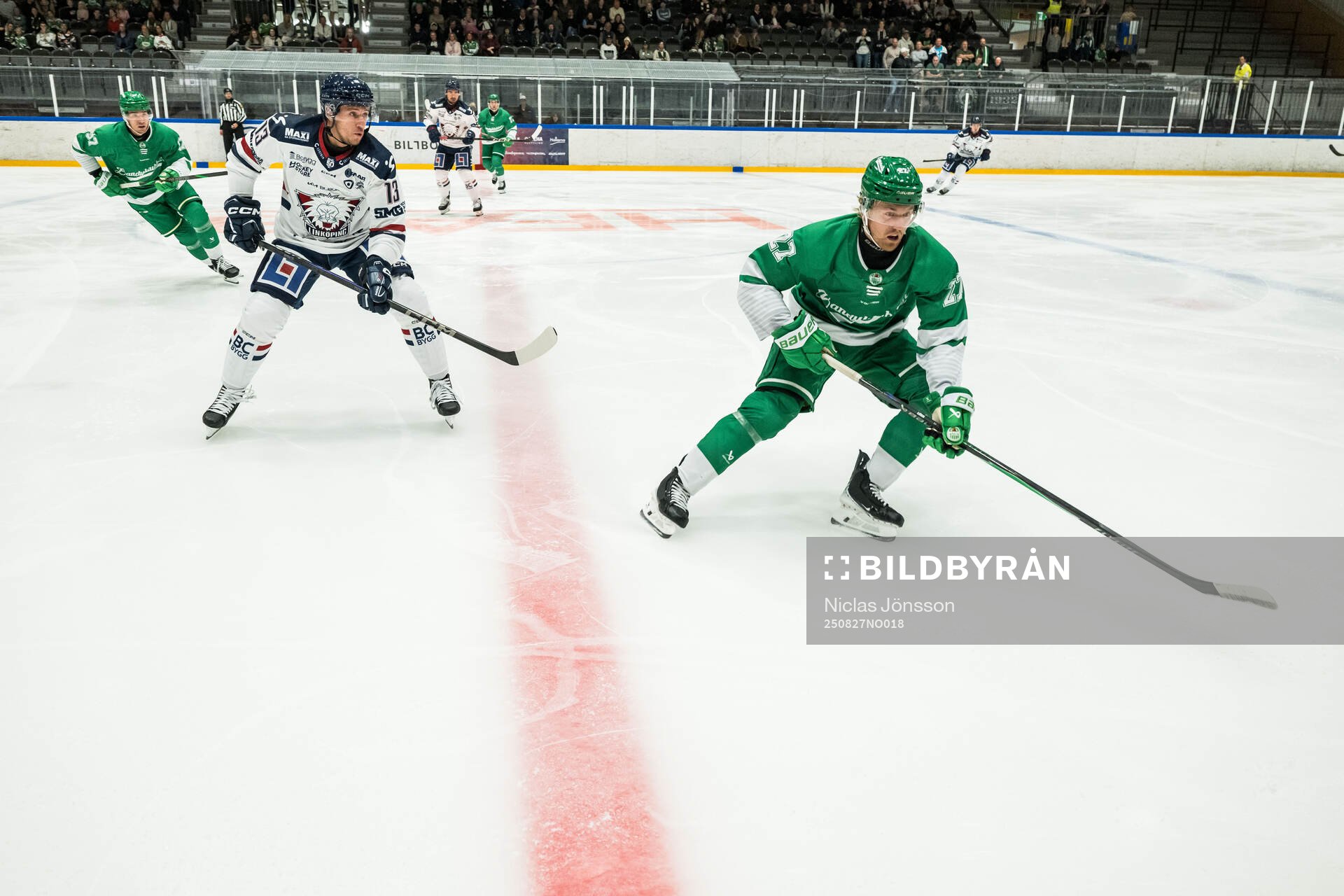 Linköpings Jakub Vrana och Rögles Linus Sjödin