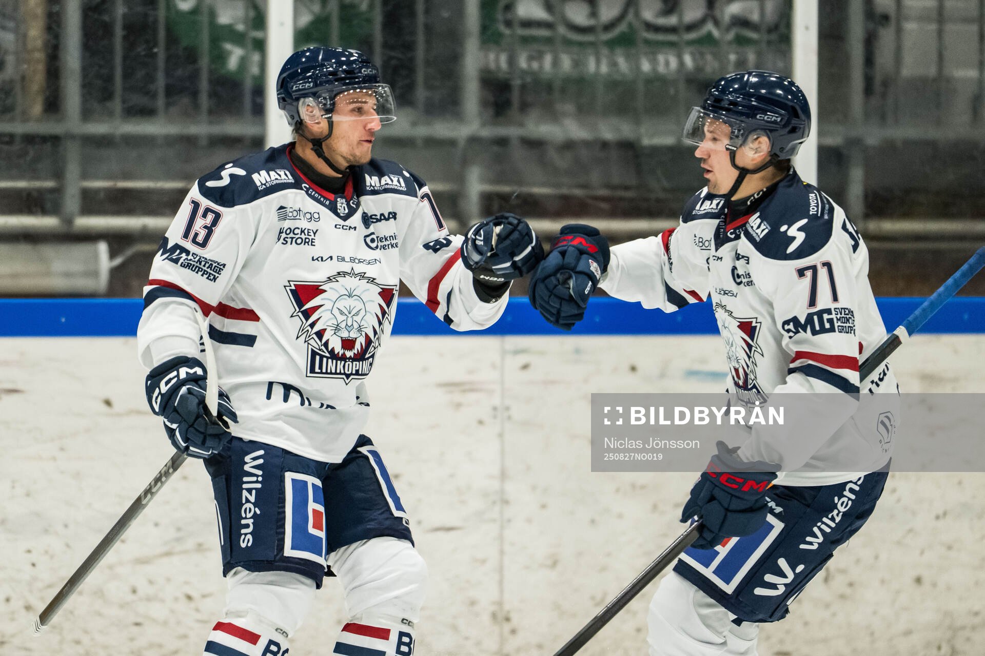 Linköpings Jakub Vrana och Eskild Bakke Olsen jublar