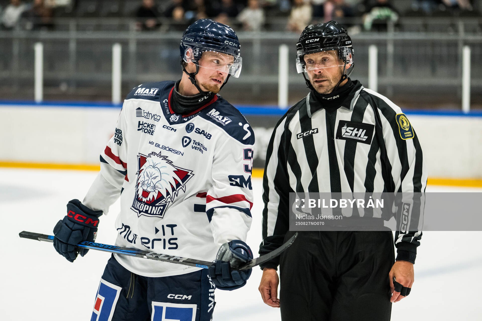 Linköpings Adam Hofbauer lämnar matchen