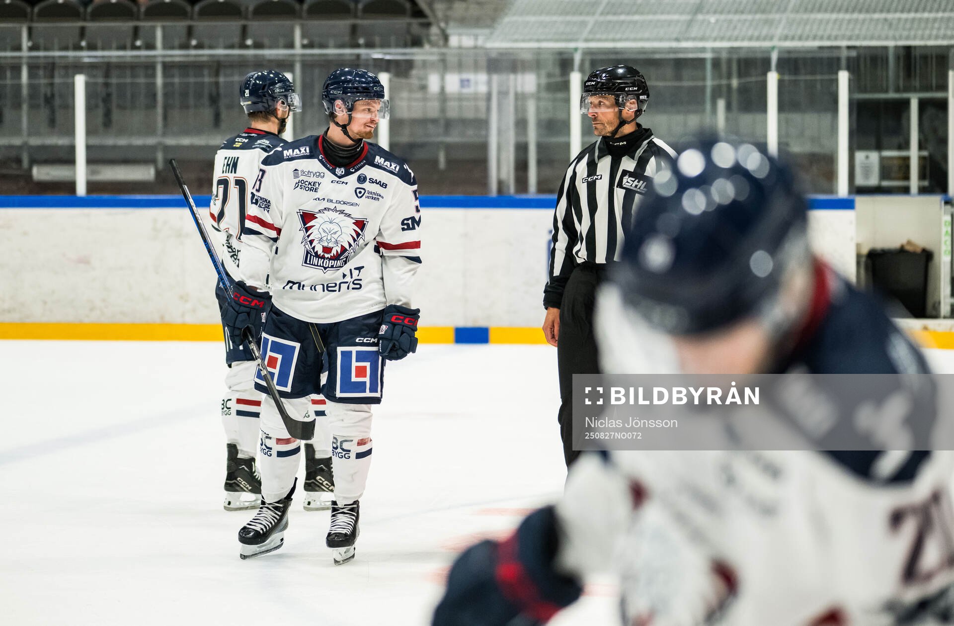 Linköpings Adam Hofbauer lämnar isen
