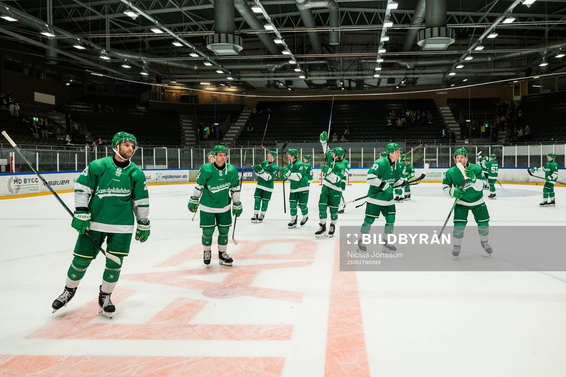 Rögle spelarna jublar