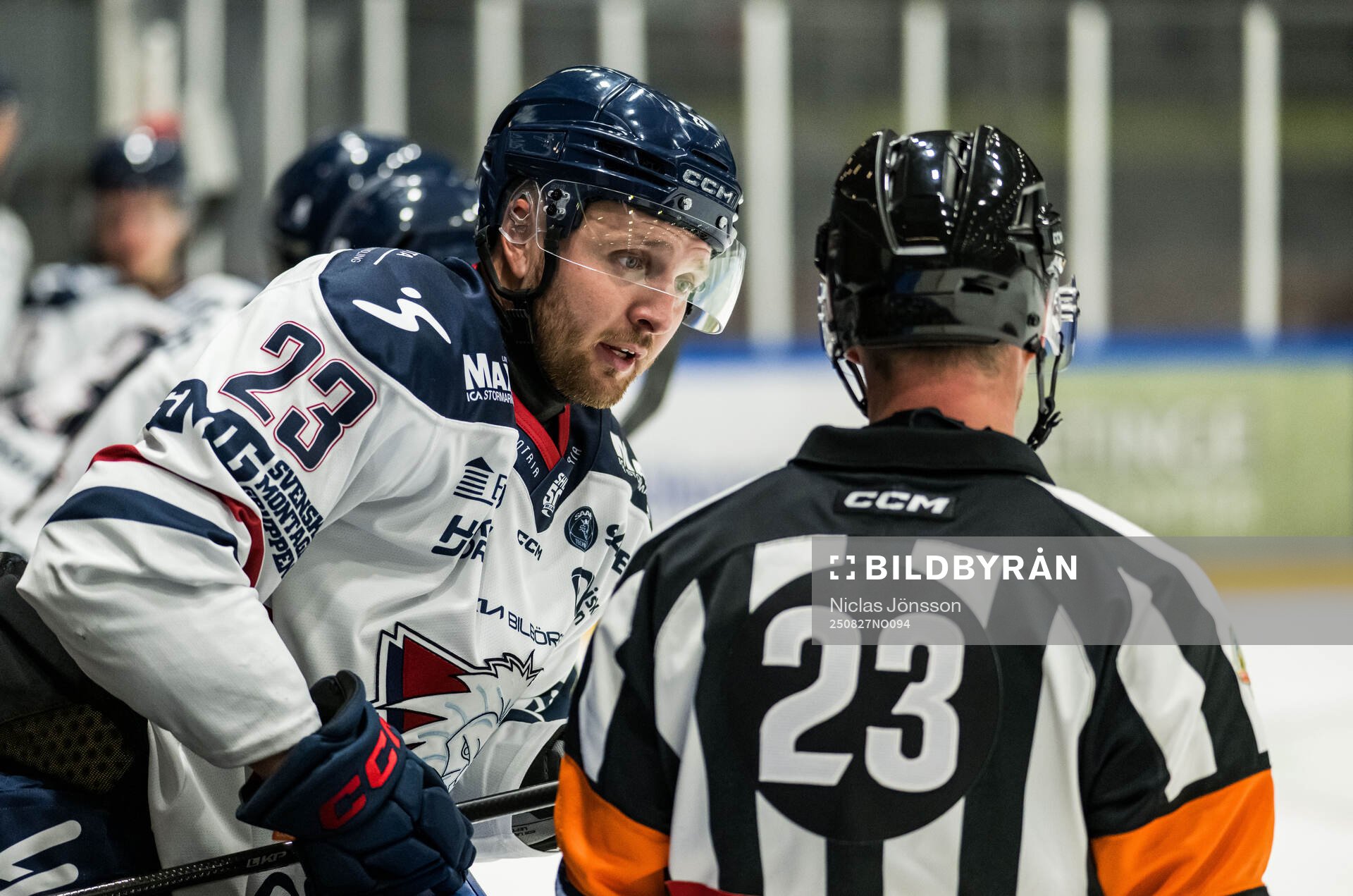 Linköpings Robin Kovacs i samtal med domaren